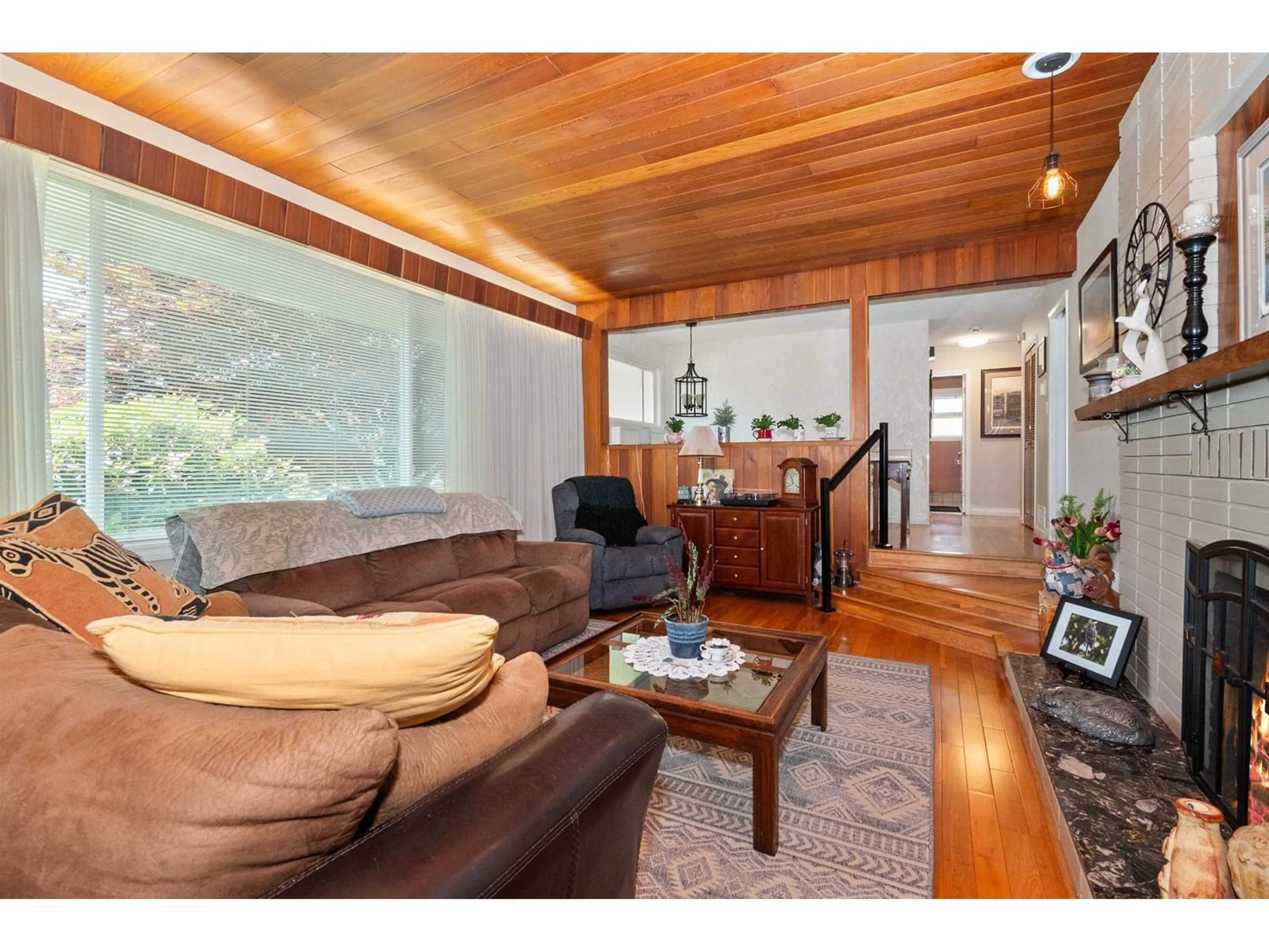 Living room with furniture, wood/laminate floor for 10118 BONAVISTA STREET, Chilliwack British Columbia V2P5B9