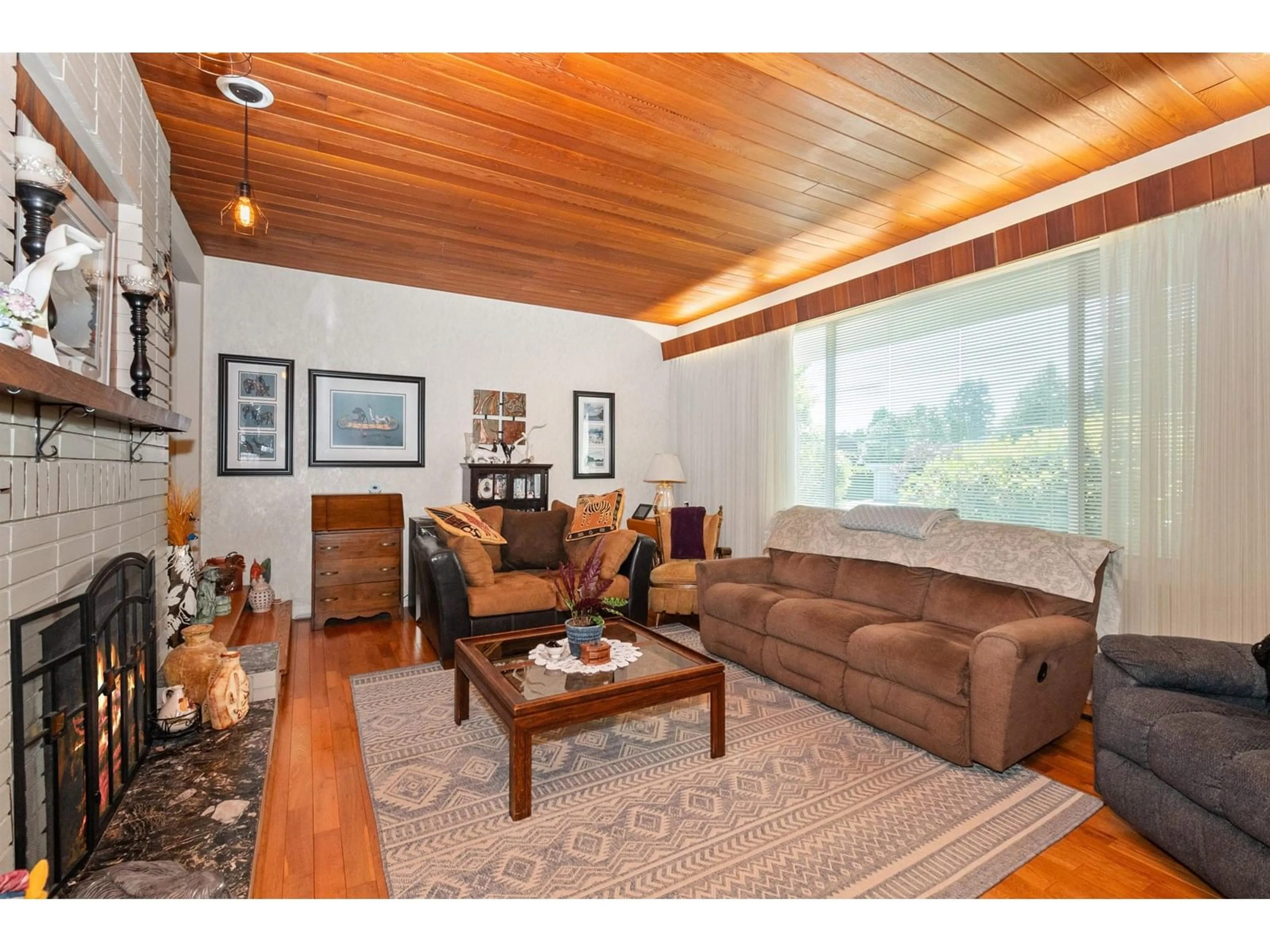 Living room with furniture, wood/laminate floor for 10118 BONAVISTA STREET, Chilliwack British Columbia V2P5B9