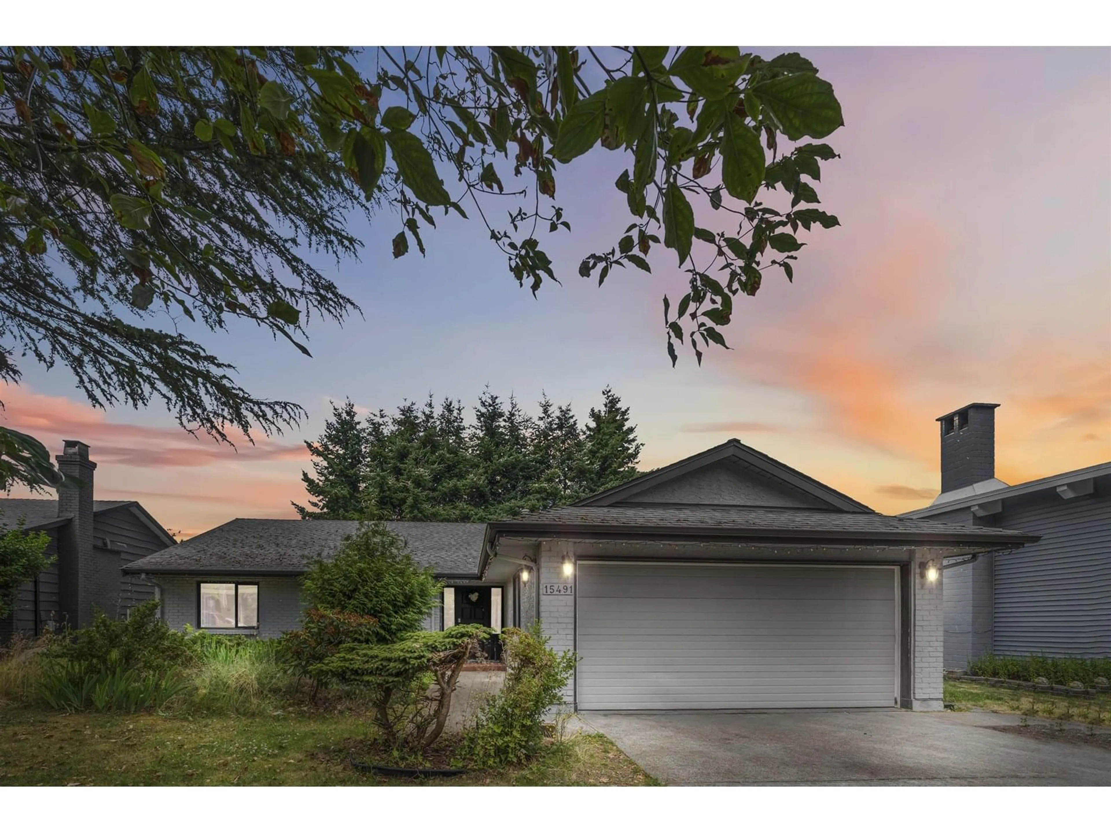 A pic from outside/outdoor area/front of a property/back of a property/a pic from drone, street for 15491 ROPER, White Rock British Columbia V4B2G4