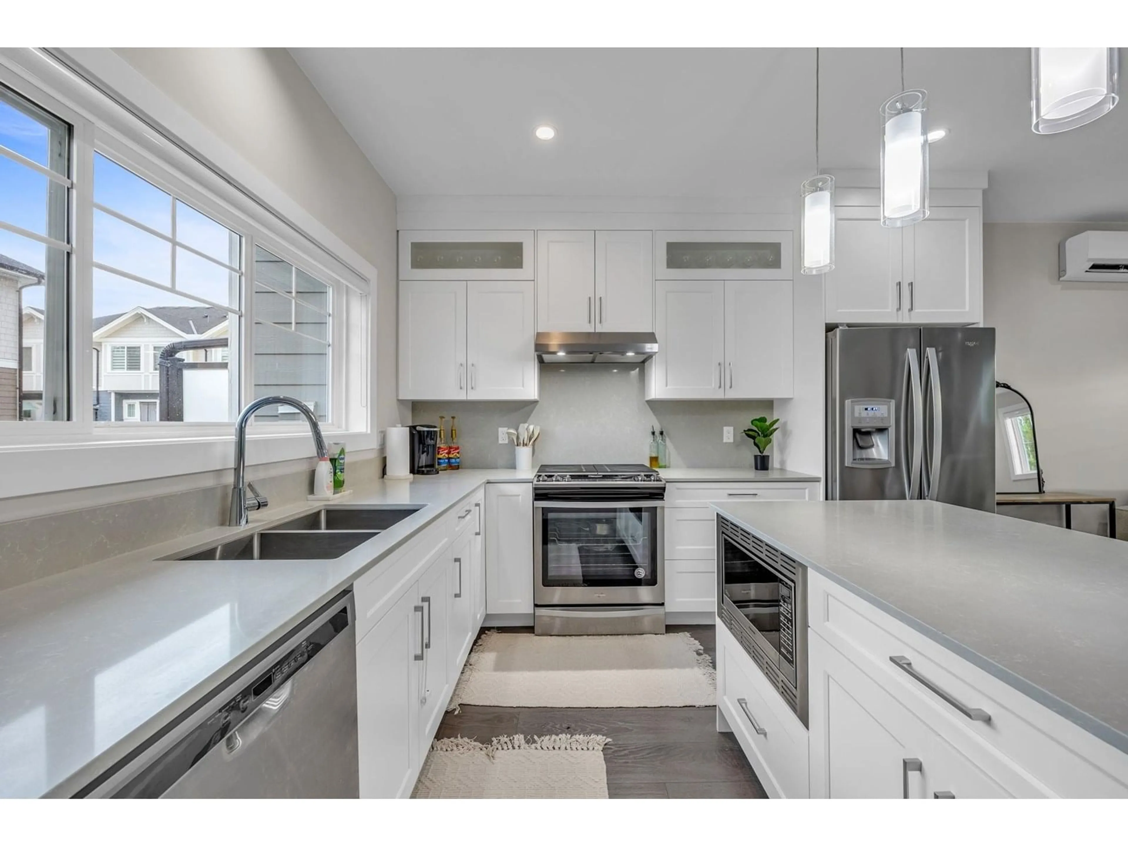 Open concept kitchen, ceramic/tile floor for 19 - 19483 74, Surrey British Columbia V4N6V7