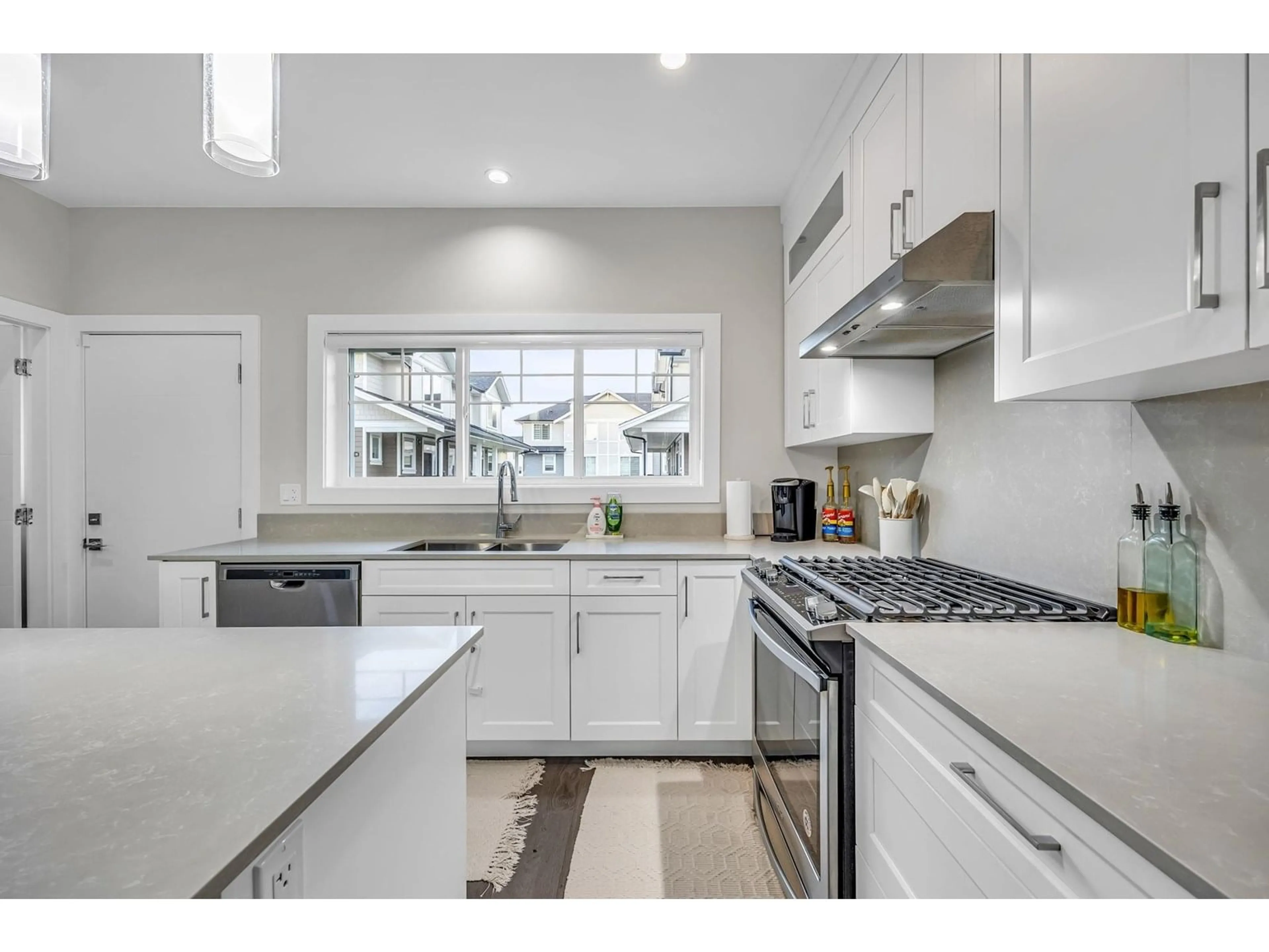 Open concept kitchen, ceramic/tile floor for 19 - 19483 74, Surrey British Columbia V4N6V7