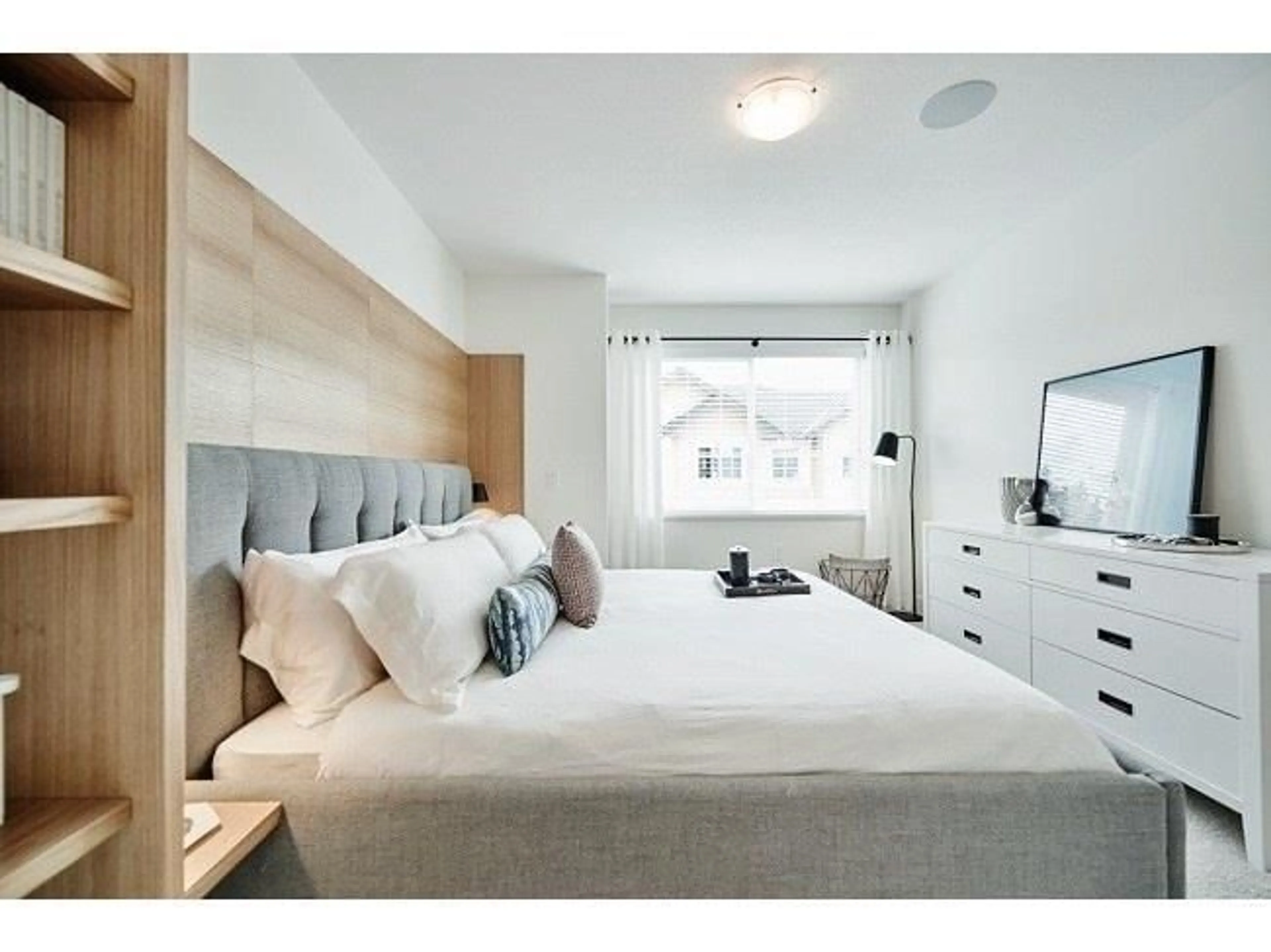 Bedroom with bed, wood/laminate floor for 2 - 8570 204, Langley British Columbia V2Y0T9
