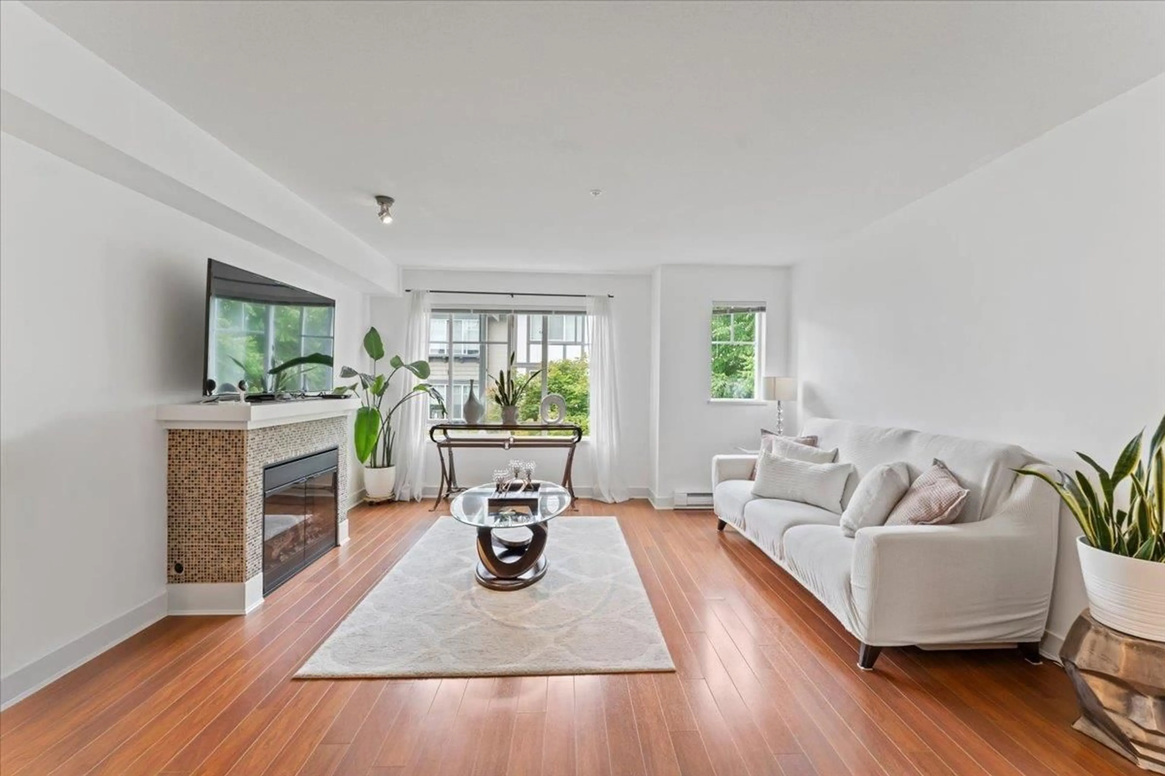 Living room with furniture, unknown for 75 - 20038 70, Langley British Columbia V2Y0B4