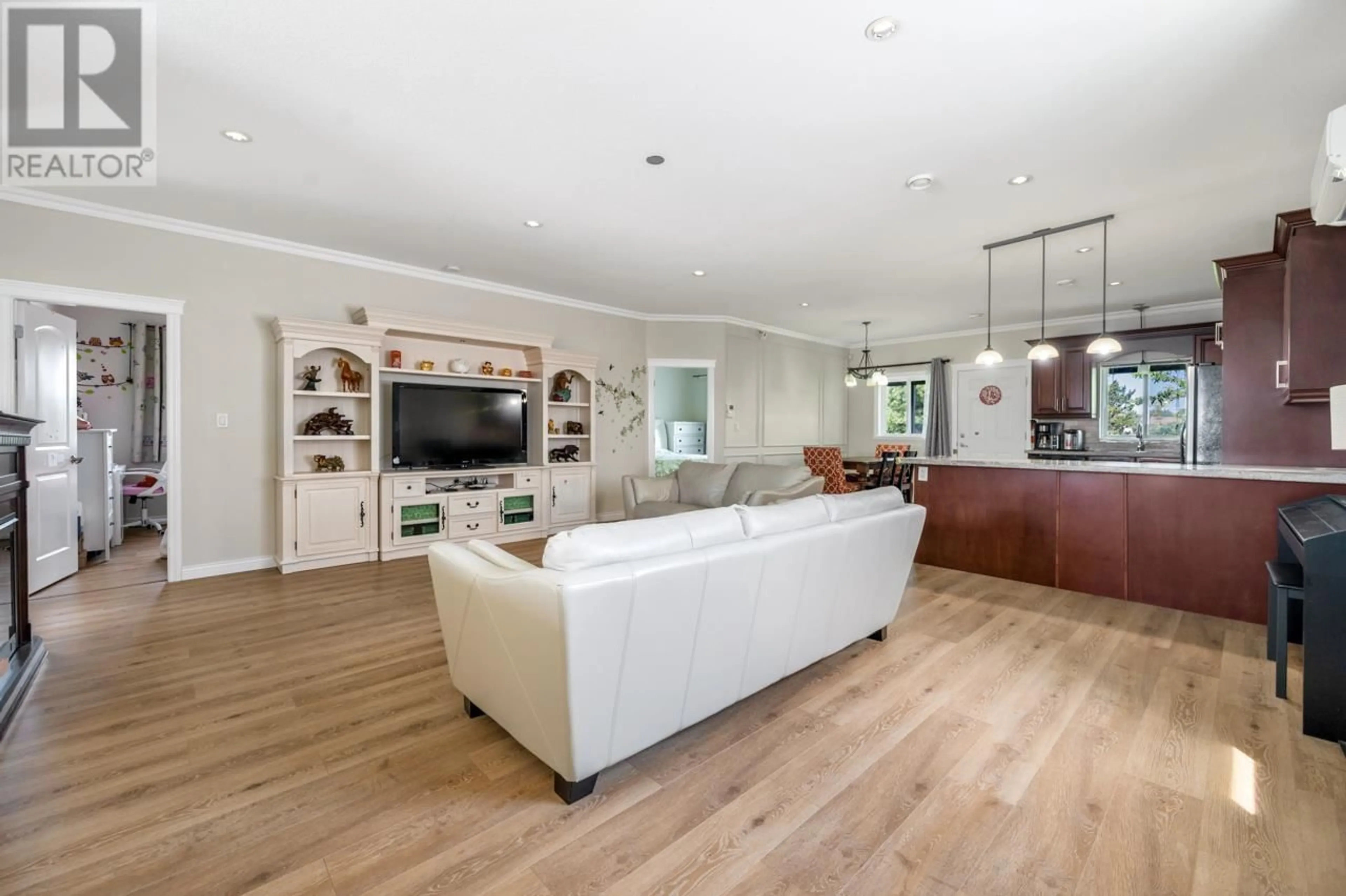 Living room with furniture, wood/laminate floor for 4526 INMAN AVENUE, Burnaby British Columbia V5G2Y1