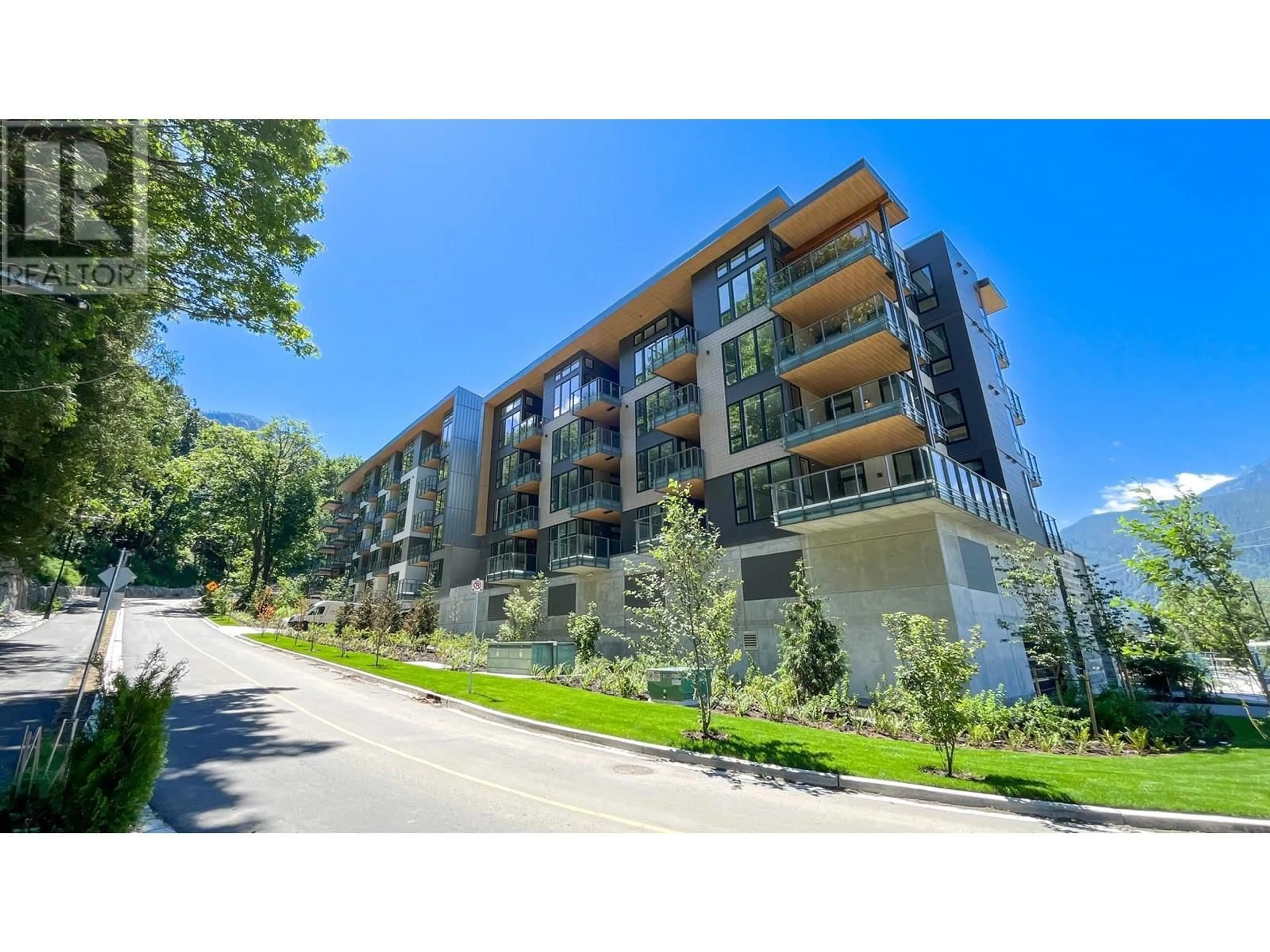 A pic from outside/outdoor area/front of a property/back of a property/a pic from drone, unknown for 314 - 1506 SCOTT CRESCENT, Squamish British Columbia V8B1G4