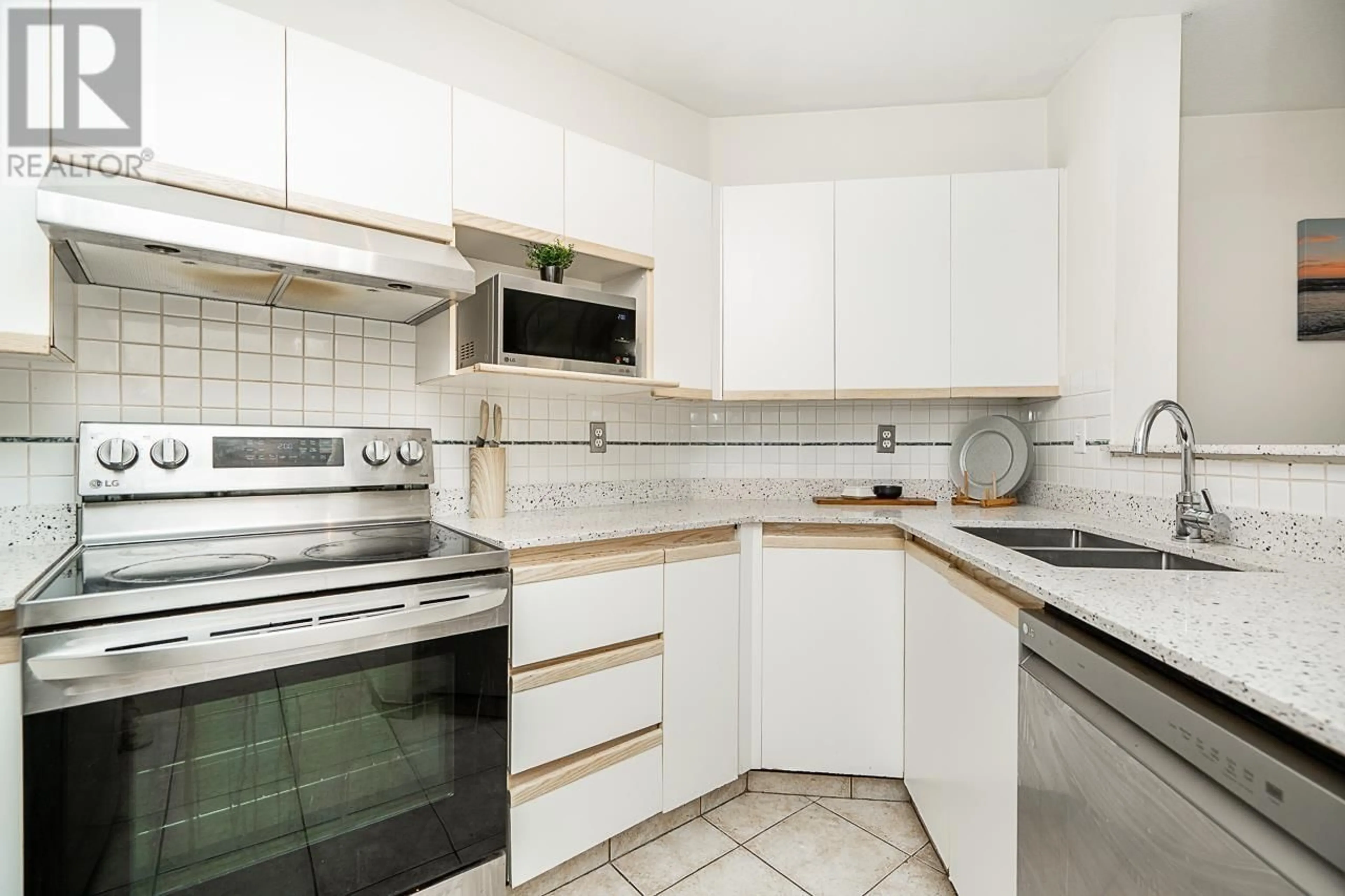 Standard kitchen, unknown for 310 - 2429 HAWTHORNE AVENUE, Port Coquitlam British Columbia V3C6E9