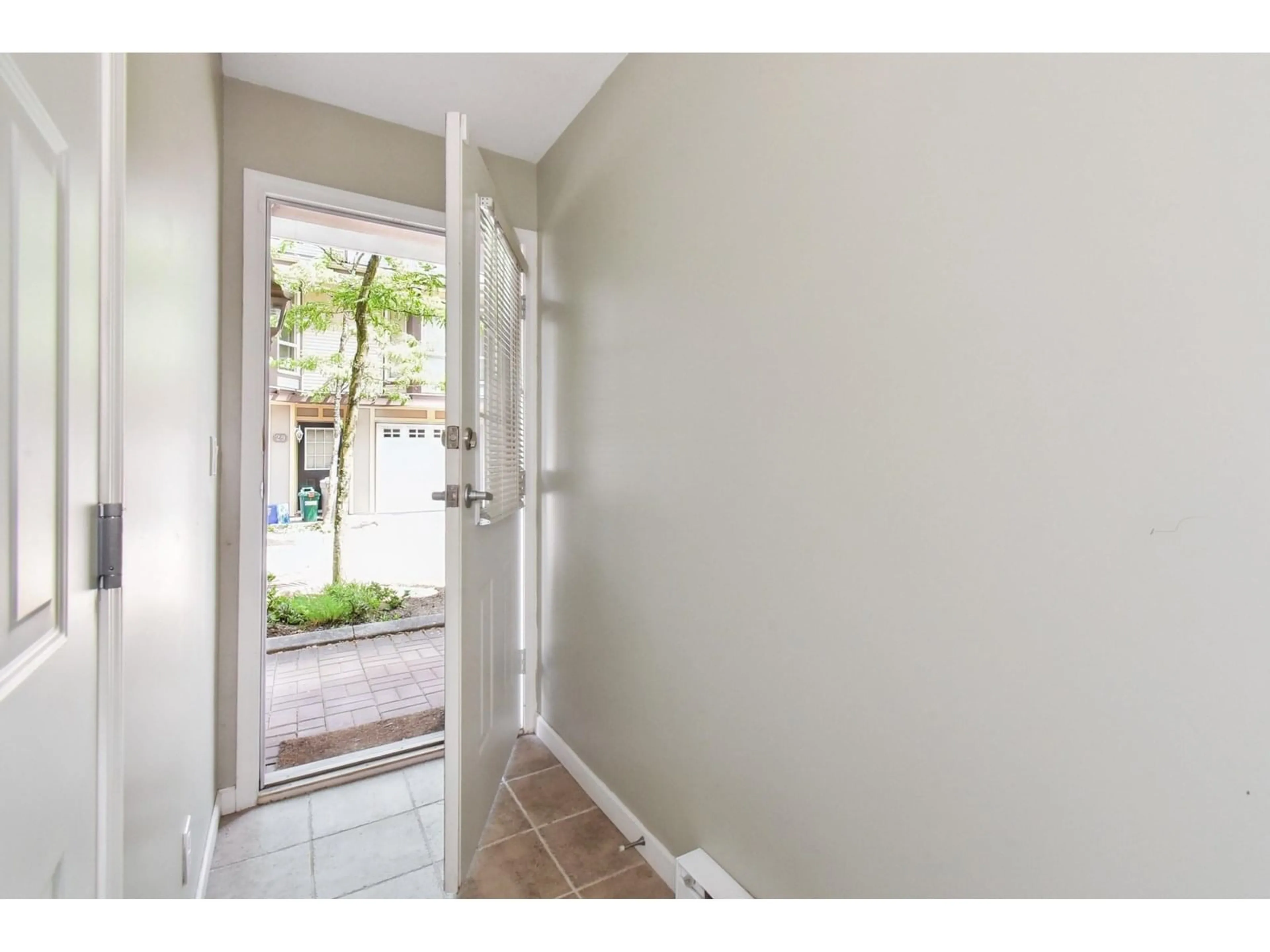 Indoor entryway for 34 - 8778 159, Surrey British Columbia V4N1H4