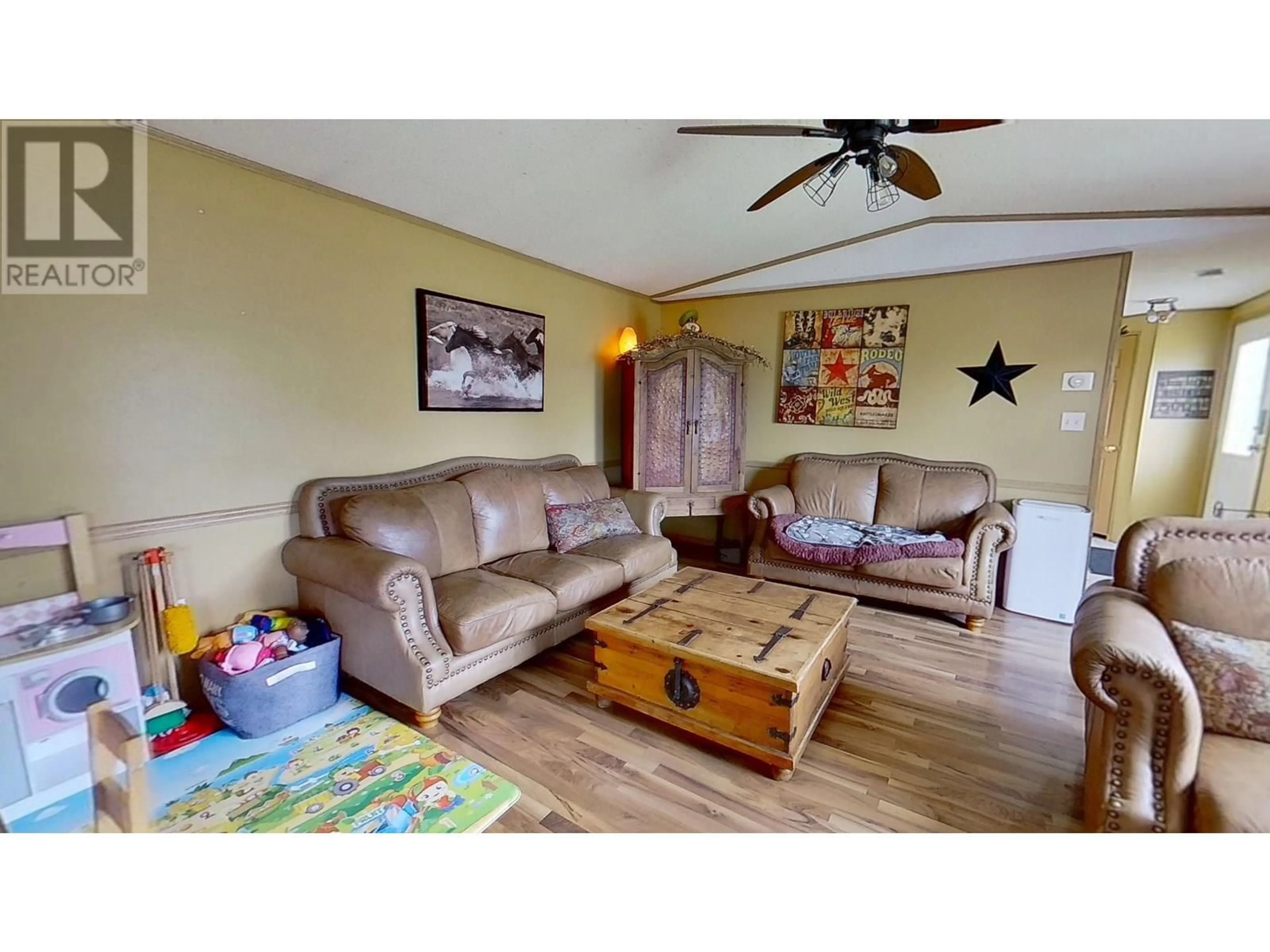 Living room with furniture, wood/laminate floor for 10401 98 STREET, Taylor British Columbia V0C2K0