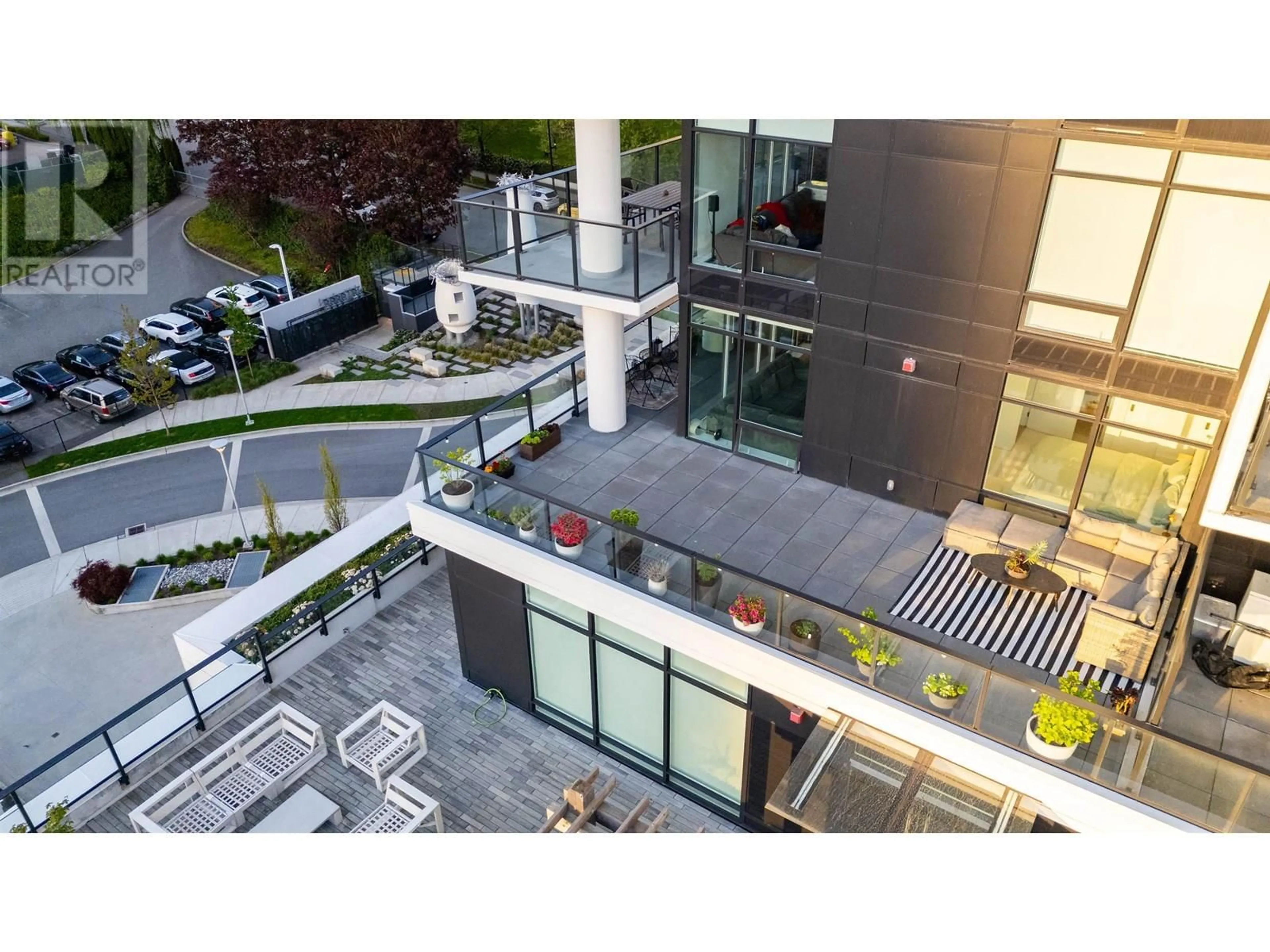 A pic from outside/outdoor area/front of a property/back of a property/a pic from drone, city buildings view from balcony for 504 - 2181 MADISON AVENUE, Burnaby British Columbia V5C0N4