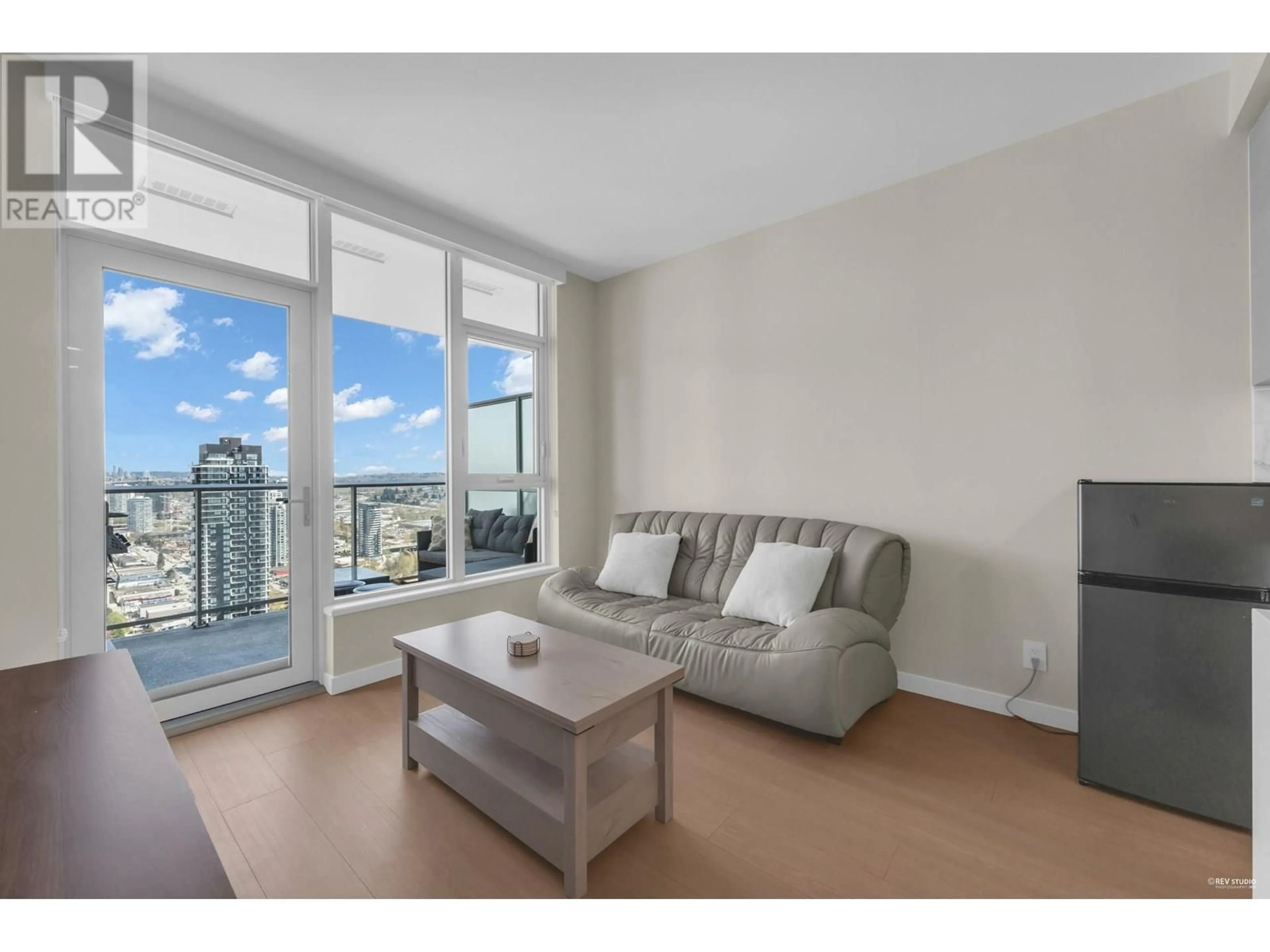 Living room with furniture, unknown for 3702 - 2186 GILMORE AVENUE, Burnaby British Columbia V5C0N7