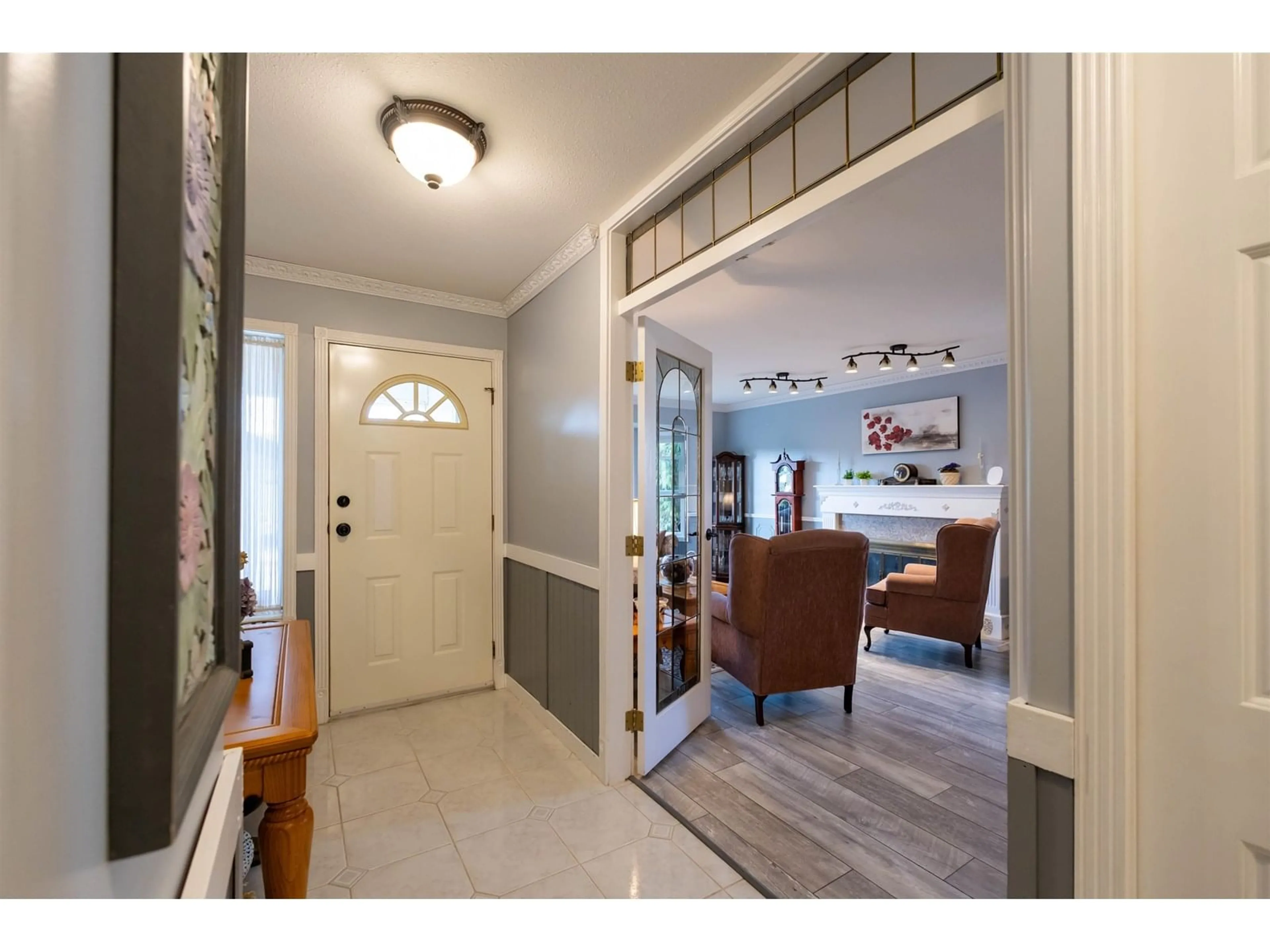 Indoor entryway for 33232 KEATS, Abbotsford British Columbia V2S6S7