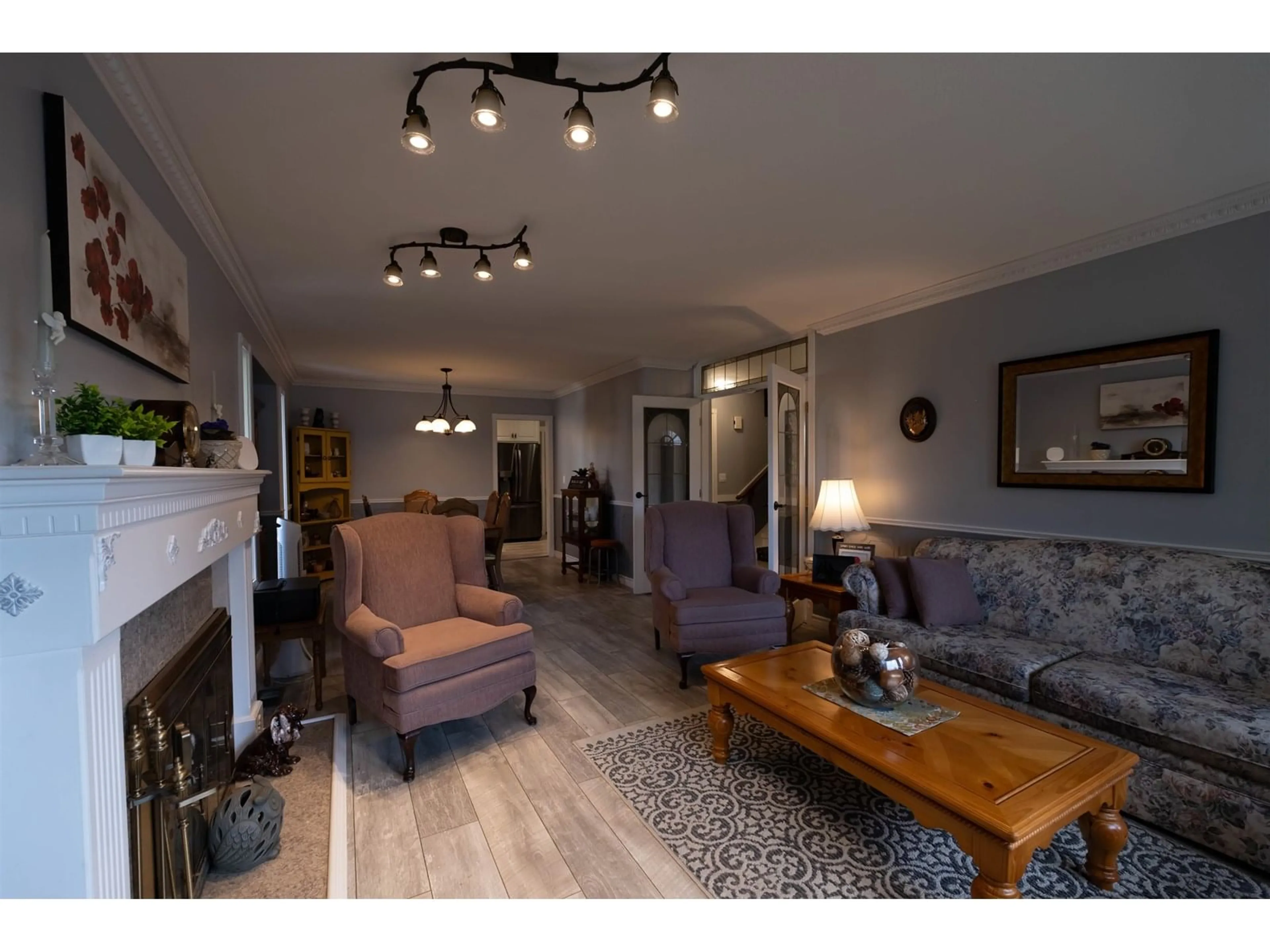 Living room with furniture, wood/laminate floor for 33232 KEATS, Abbotsford British Columbia V2S6S7