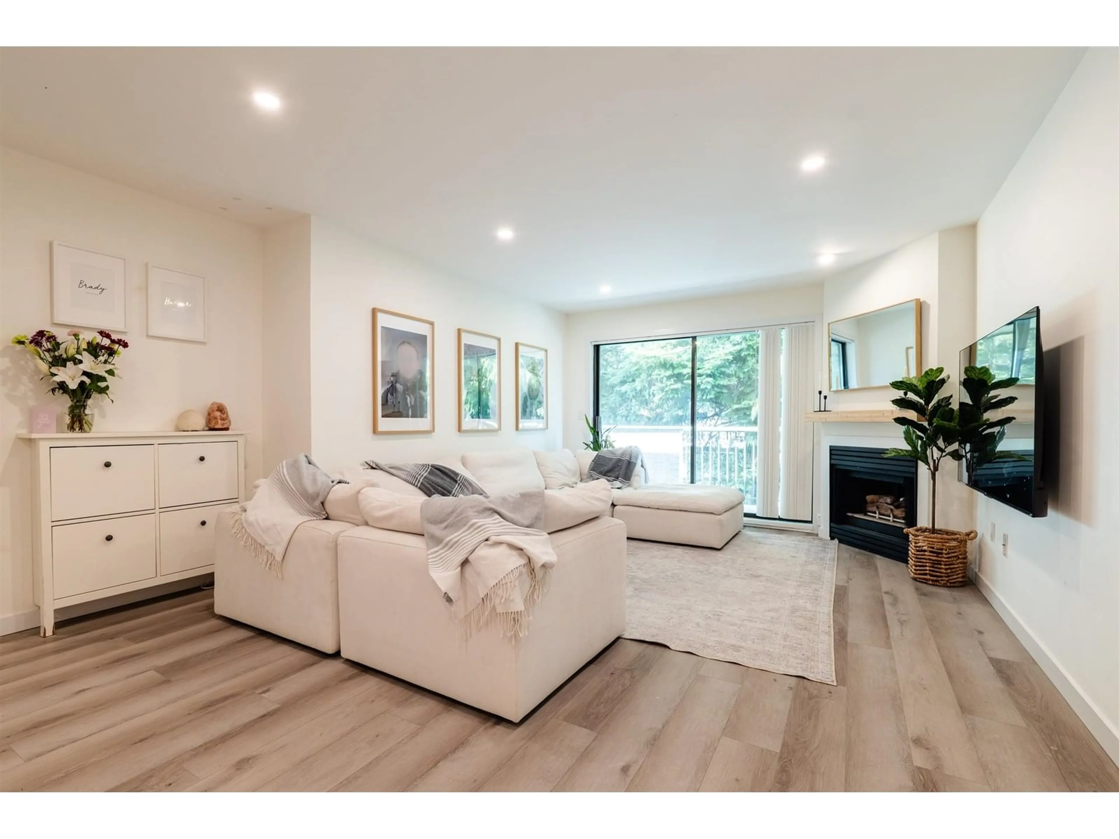 Living room with furniture, wood/laminate floor for 415 - 2678 MCCALLUM, Abbotsford British Columbia V2S6X3