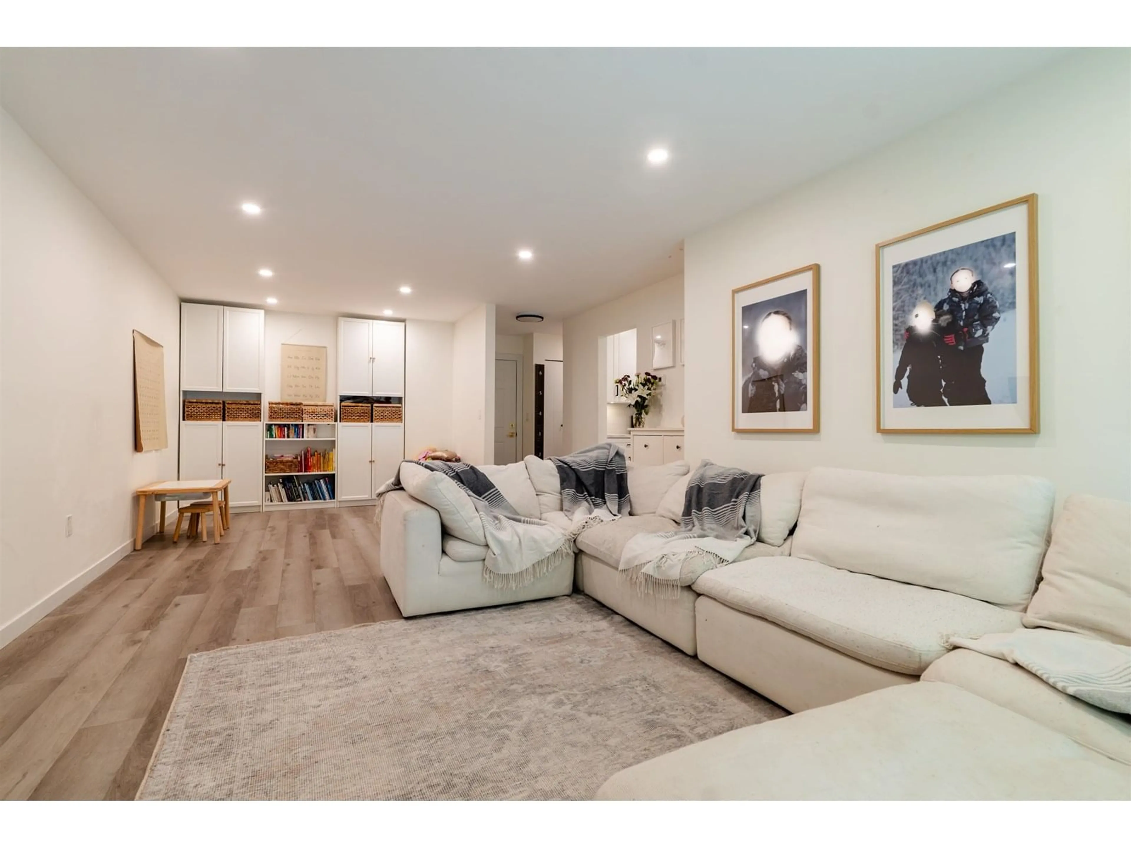 Living room with furniture, unknown for 415 - 2678 MCCALLUM, Abbotsford British Columbia V2S6X3
