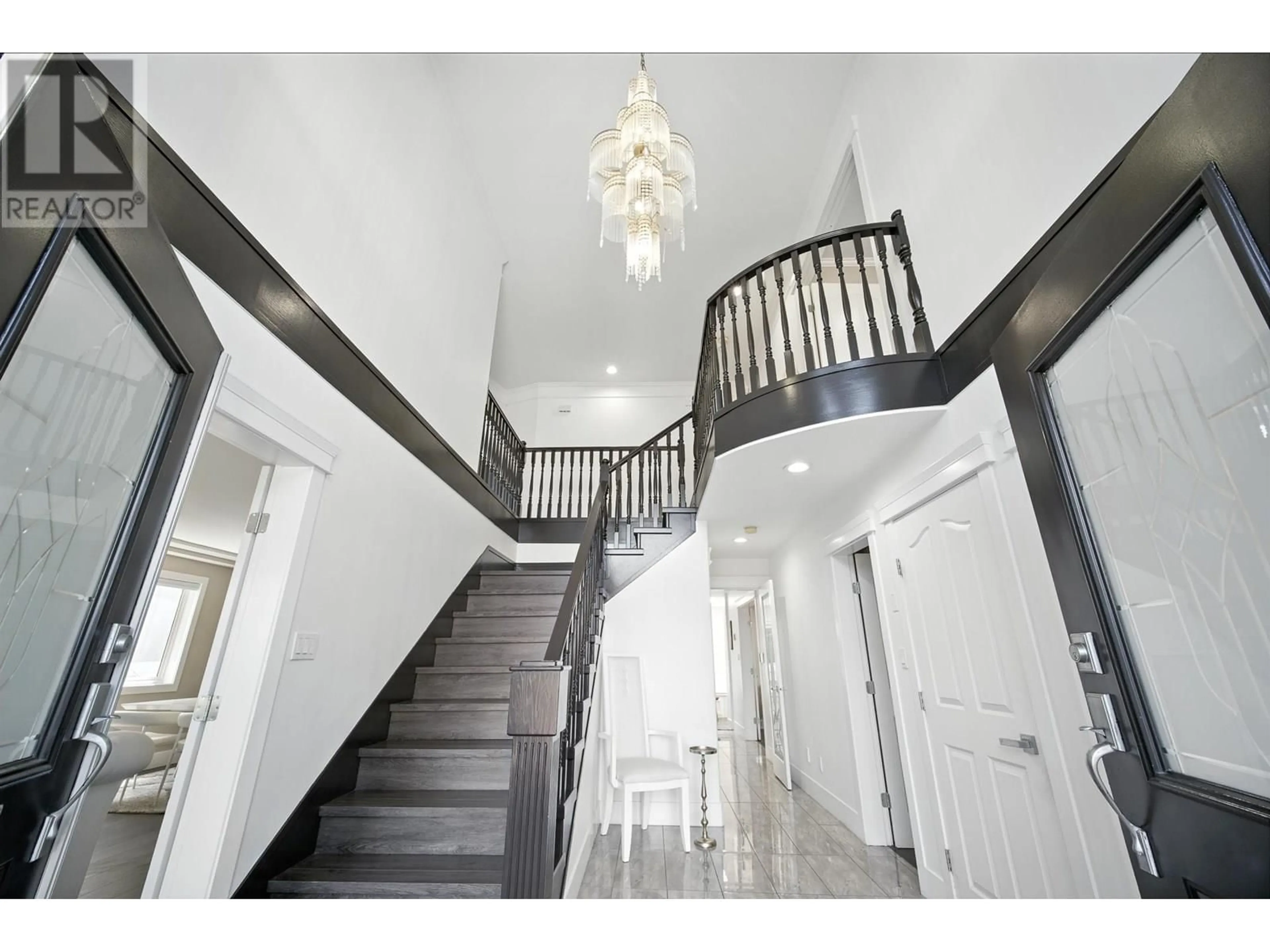 Indoor foyer for 7563 1ST STREET, Burnaby British Columbia V3N3T3