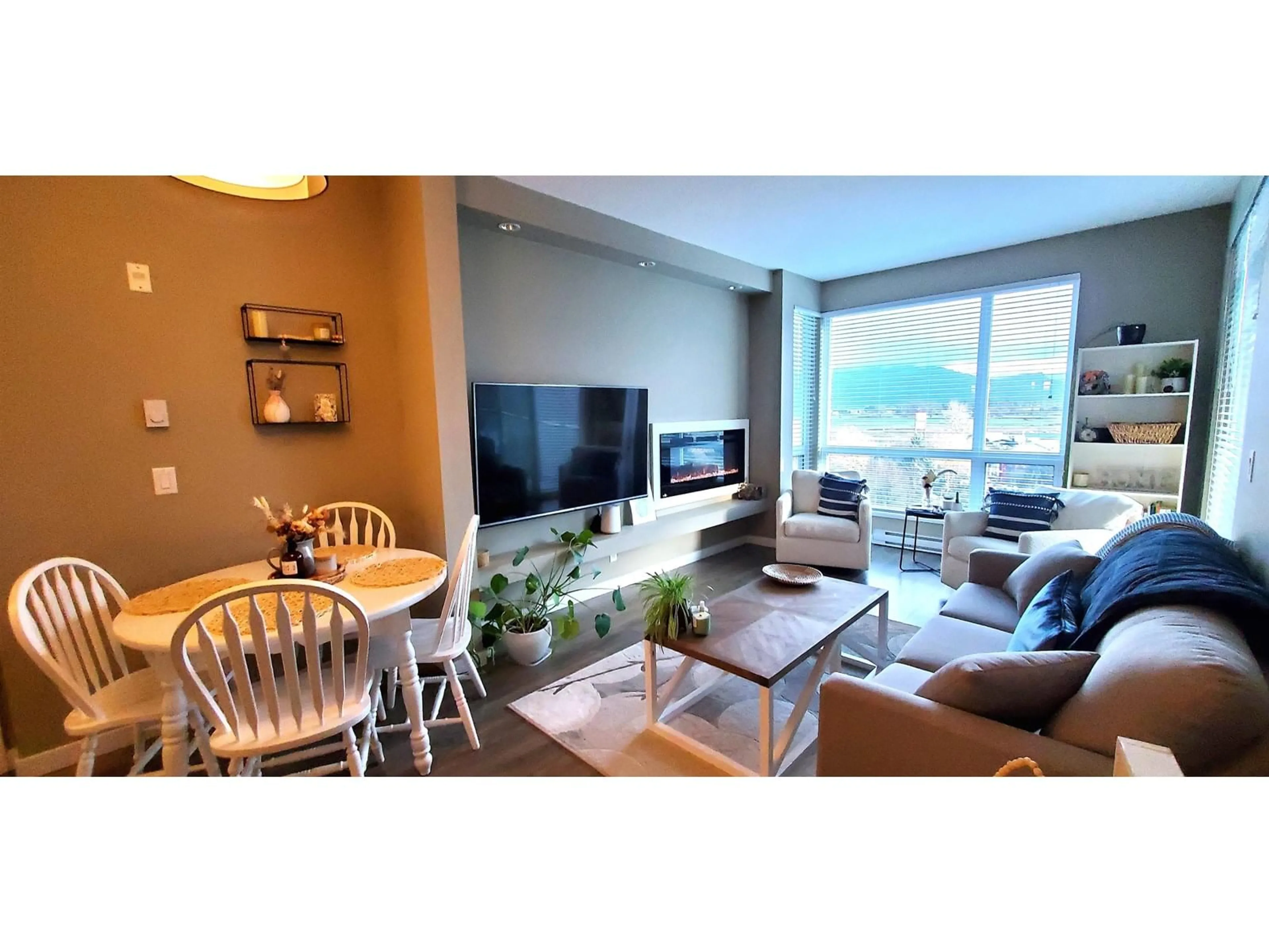 Living room with furniture, wood/laminate floor for 409 - 2242 WHATCOM, Abbotsford British Columbia V3G0G3
