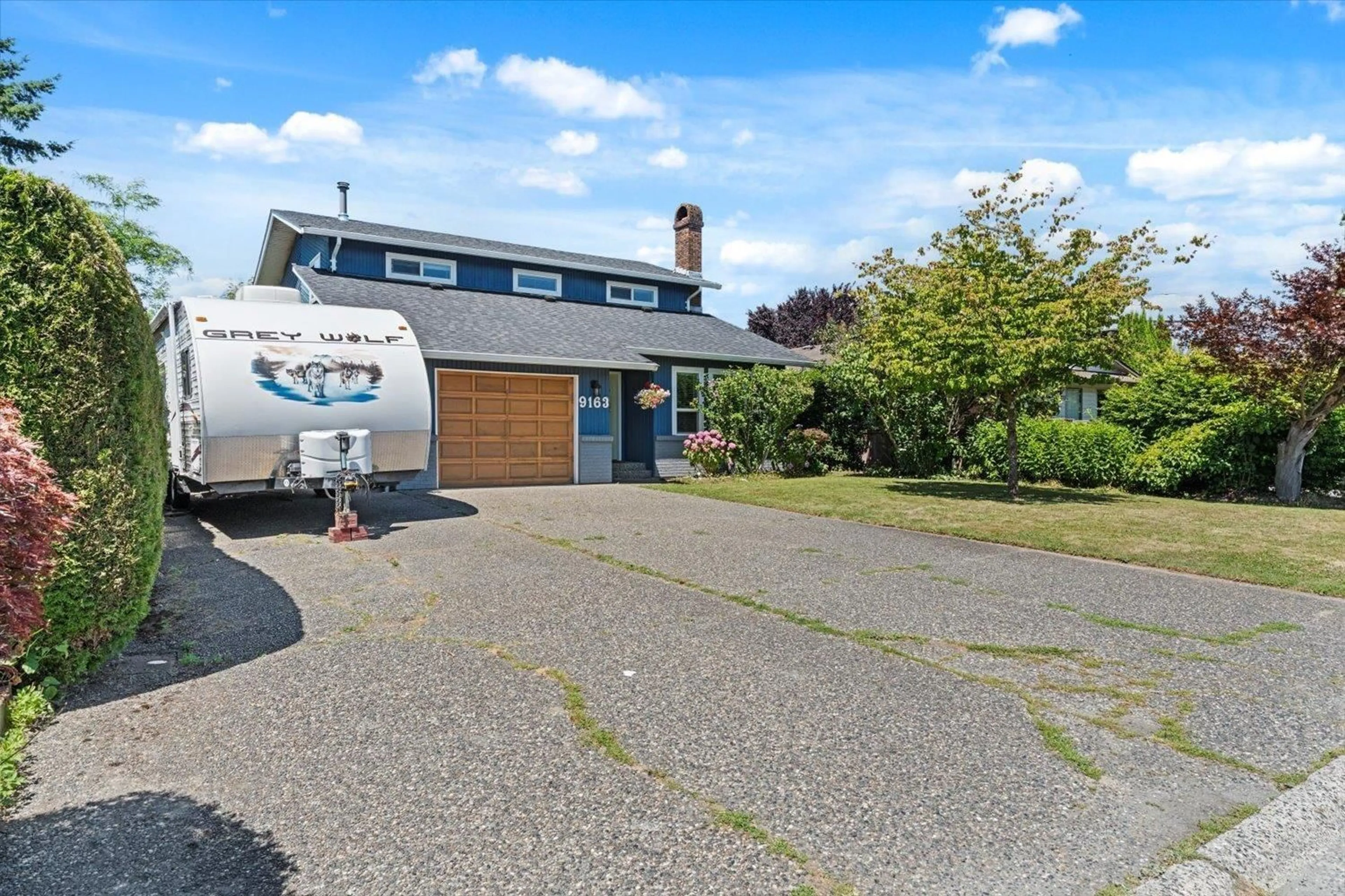 A pic from outside/outdoor area/front of a property/back of a property/a pic from drone, street for 9163 MAVIS STREET, Chilliwack British Columbia V2P7H5