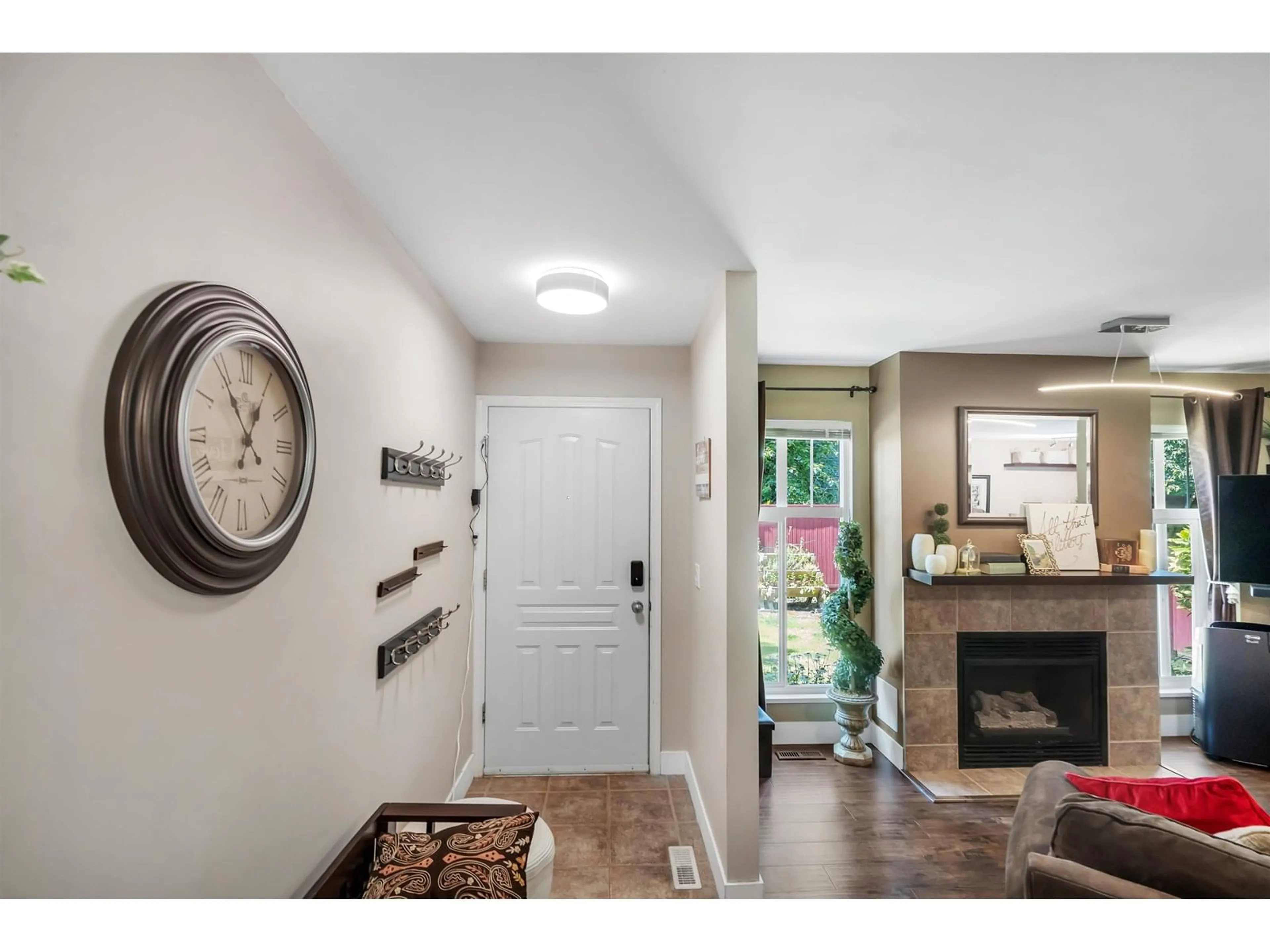 Indoor entryway for 1 - 6747 137, Surrey British Columbia V3W9C4