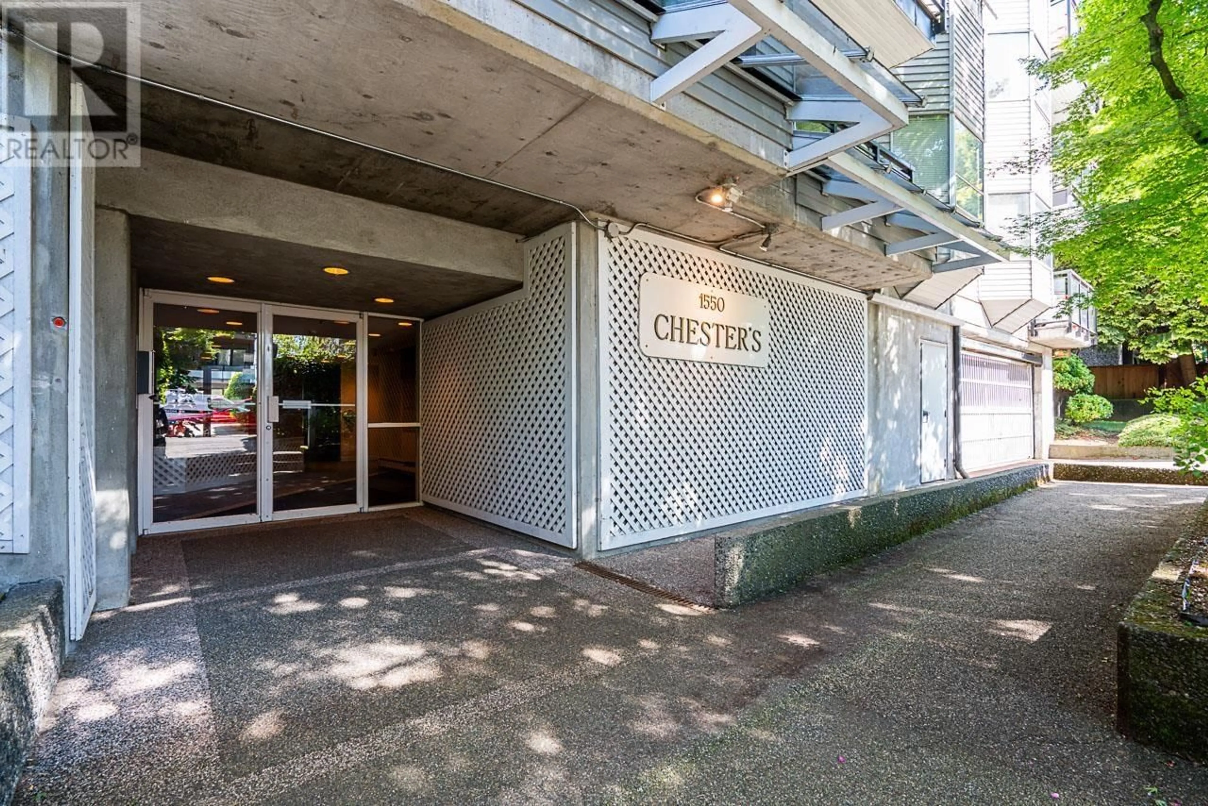 Indoor foyer for 208 - 1550 CHESTERFIELD AVENUE, North Vancouver British Columbia V7M2N6