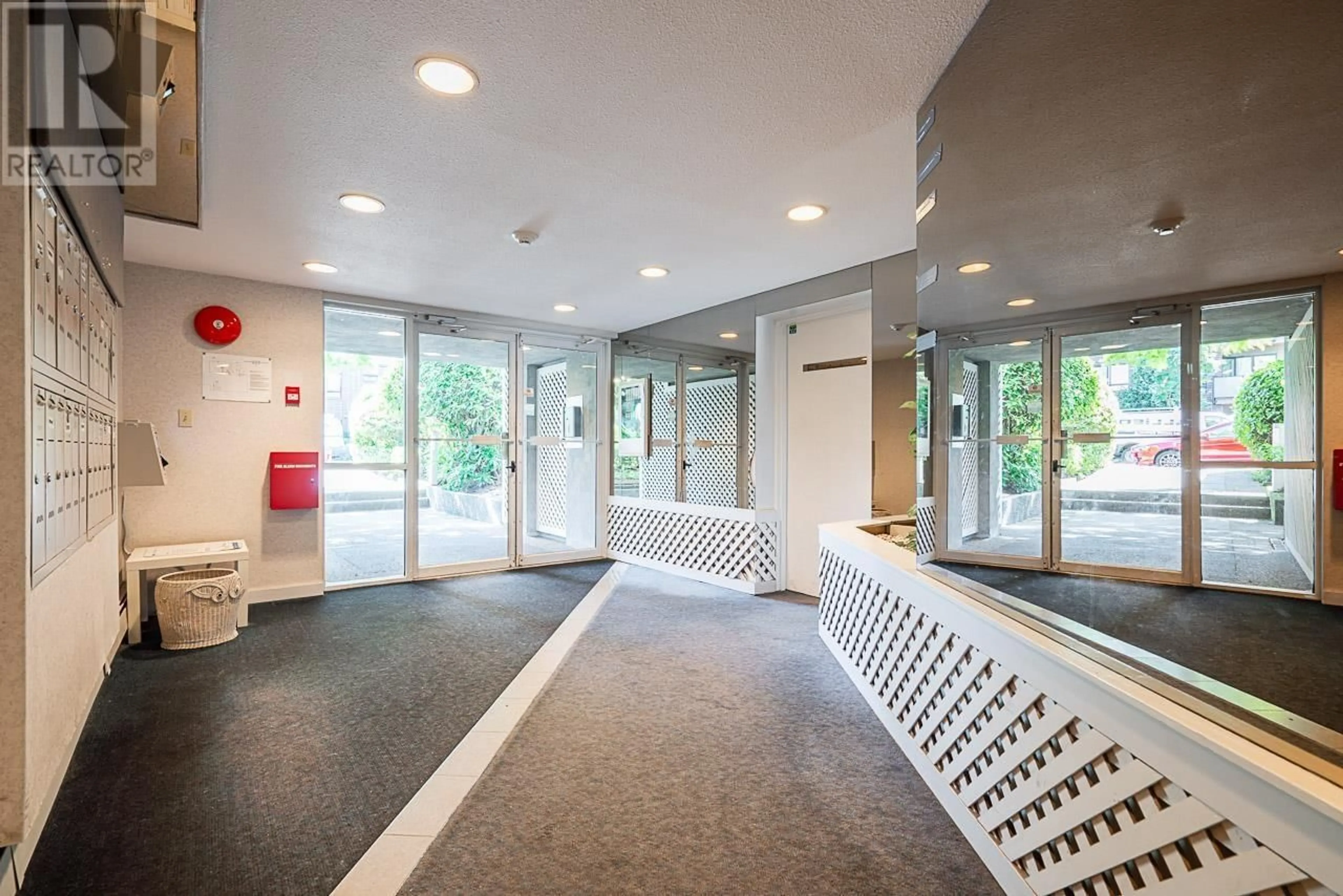 Indoor foyer for 208 - 1550 CHESTERFIELD AVENUE, North Vancouver British Columbia V7M2N6