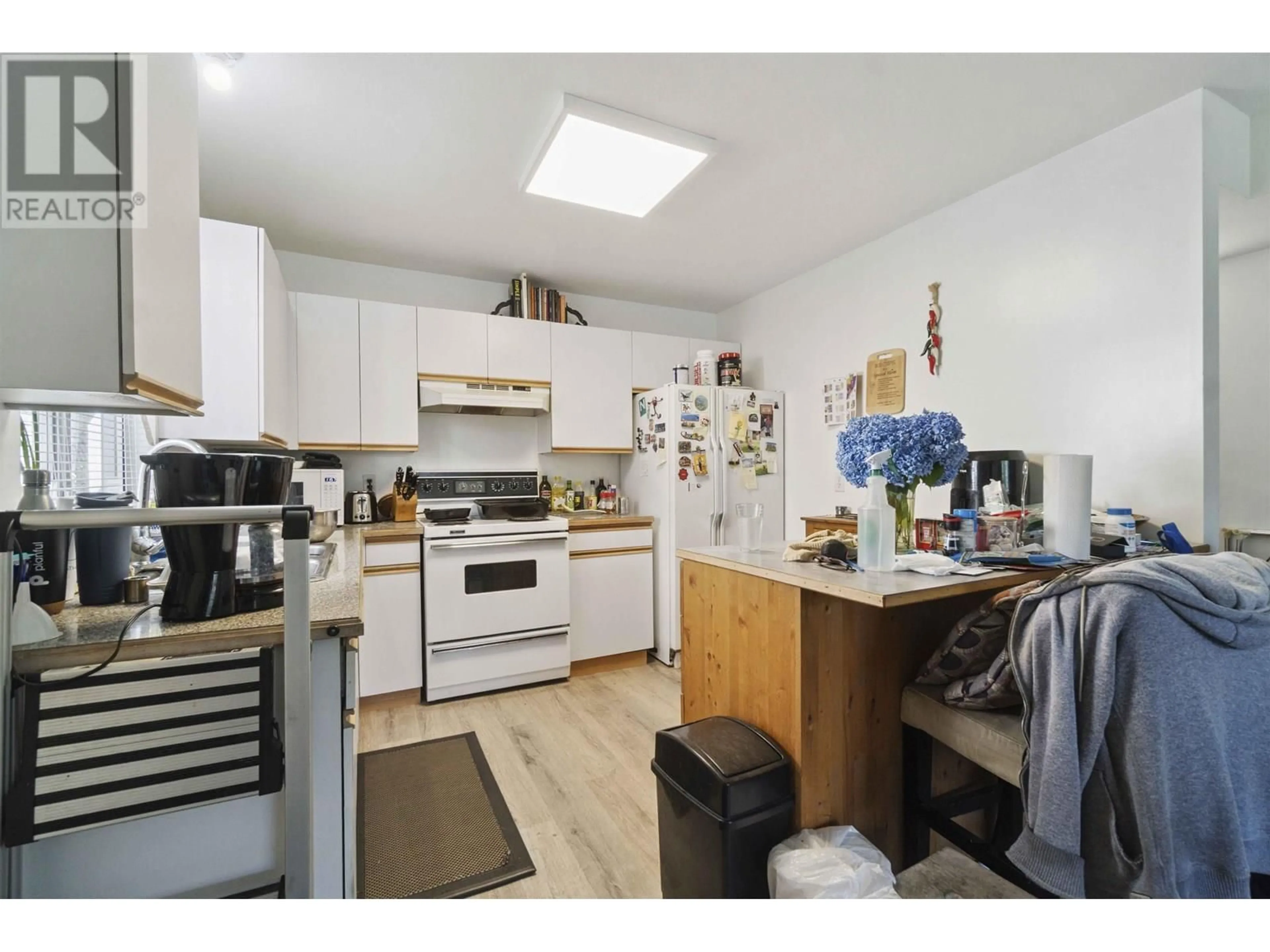 Standard kitchen, unknown for 2569 DAVIES AVENUE, Port Coquitlam British Columbia V3C2J8