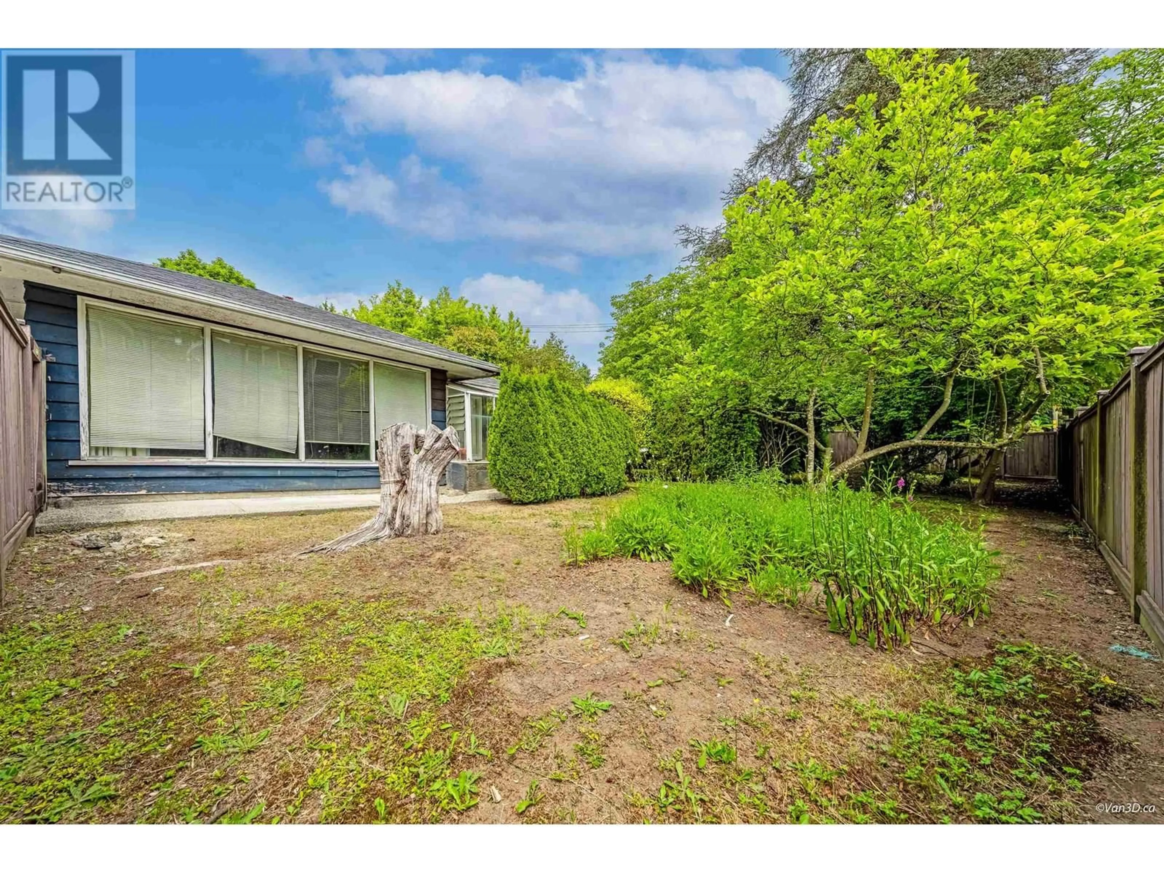 A pic from outside/outdoor area/front of a property/back of a property/a pic from drone, unknown for 1116 RIDGEWOOD DRIVE, North Vancouver British Columbia V7R1J3