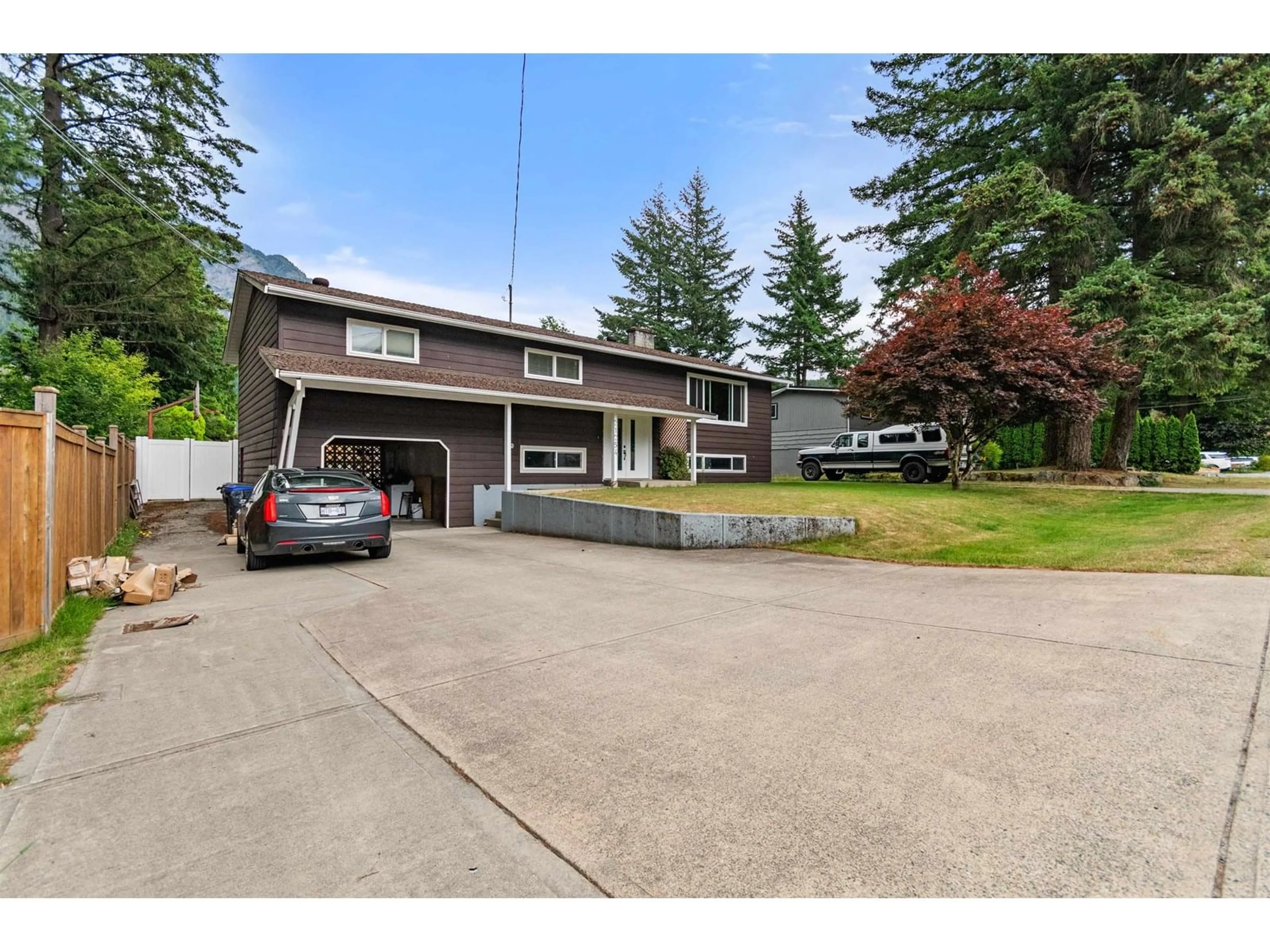 A pic from outside/outdoor area/front of a property/back of a property/a pic from drone, street for 21254 MOUNTVIEW CRESCENT, Hope British Columbia V0X1L1