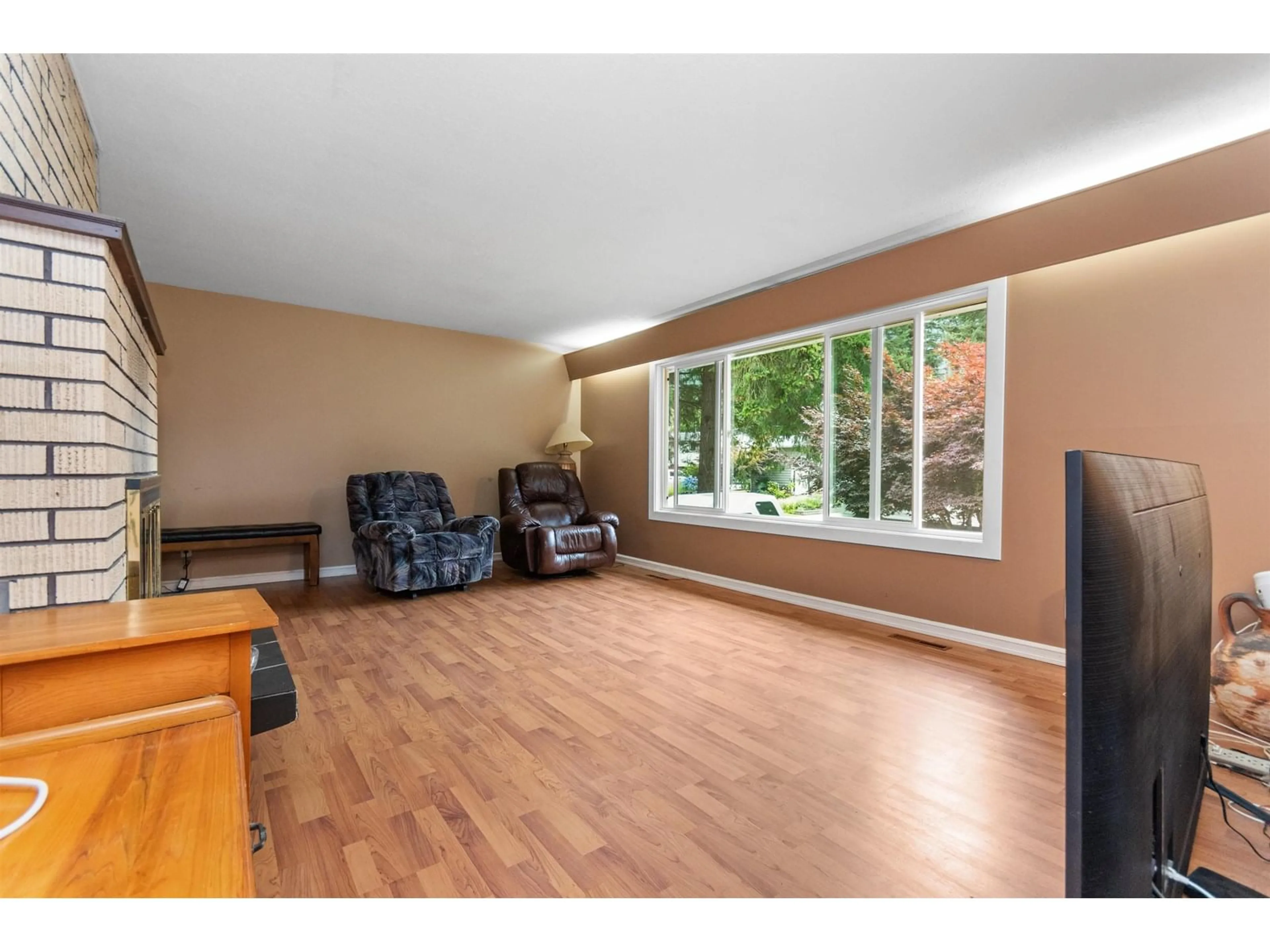 Living room with furniture, wood/laminate floor for 21254 MOUNTVIEW CRESCENT, Hope British Columbia V0X1L1