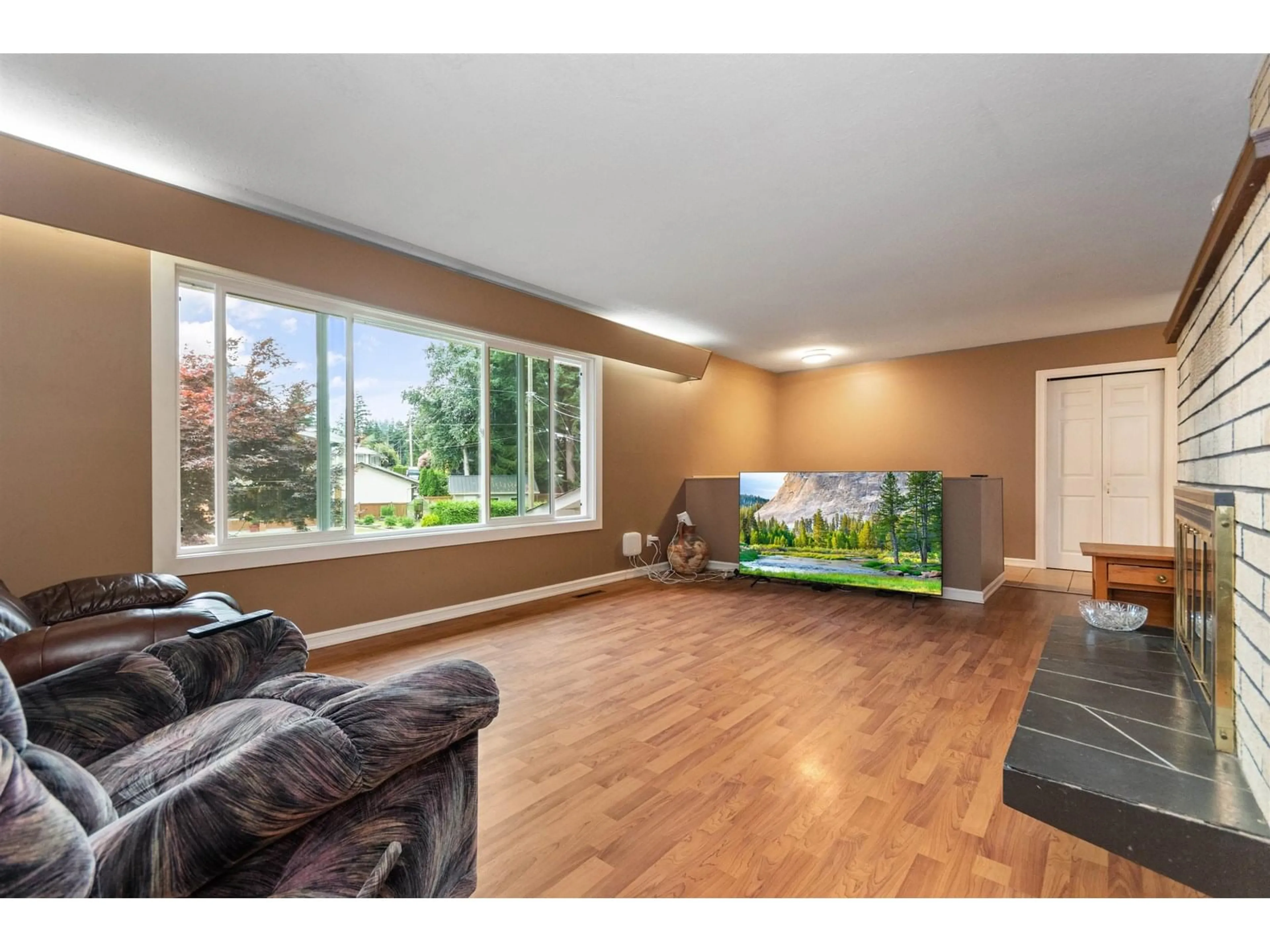 Living room with furniture, wood/laminate floor for 21254 MOUNTVIEW CRESCENT, Hope British Columbia V0X1L1