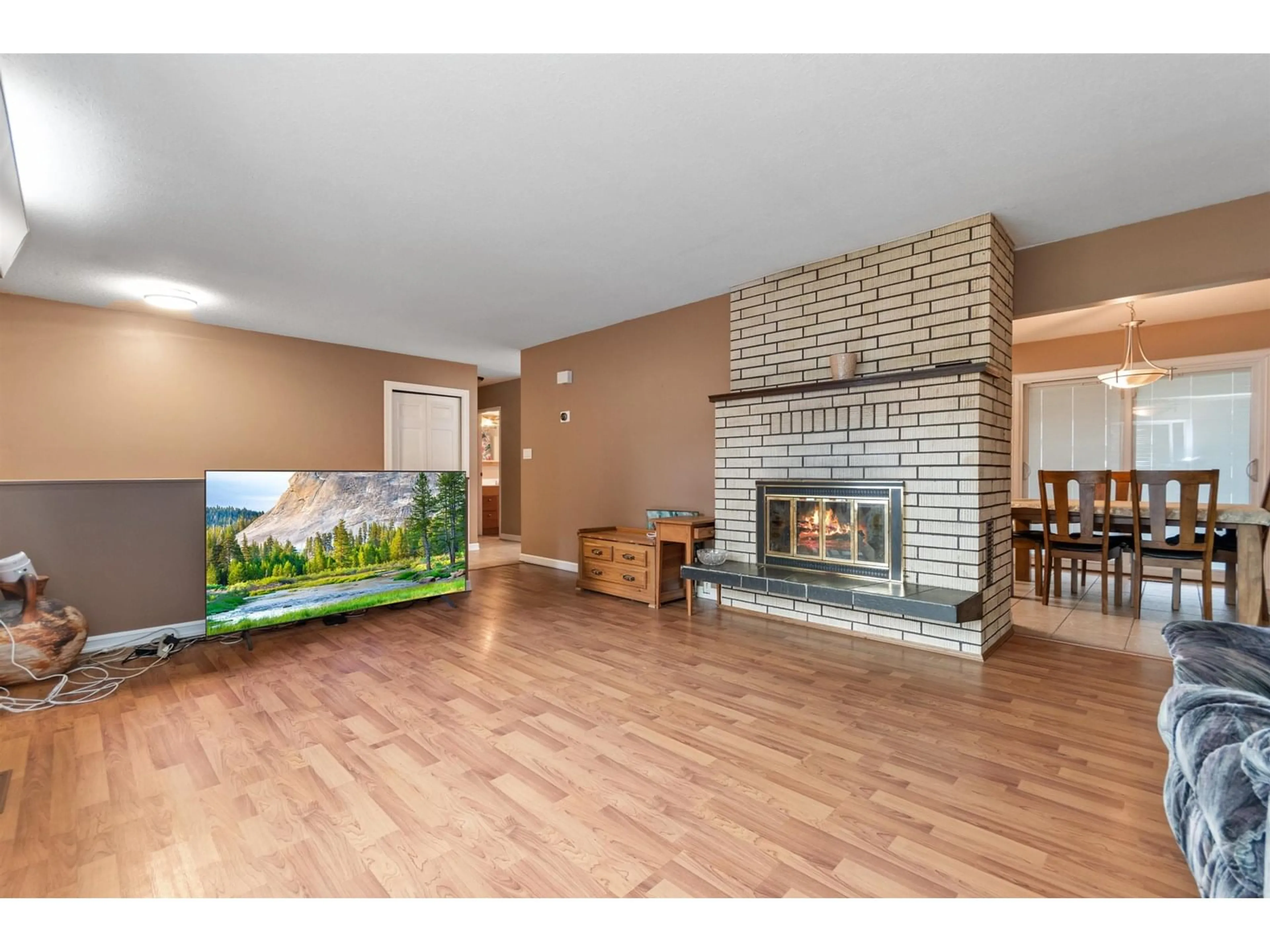 Living room with furniture, wood/laminate floor for 21254 MOUNTVIEW CRESCENT, Hope British Columbia V0X1L1