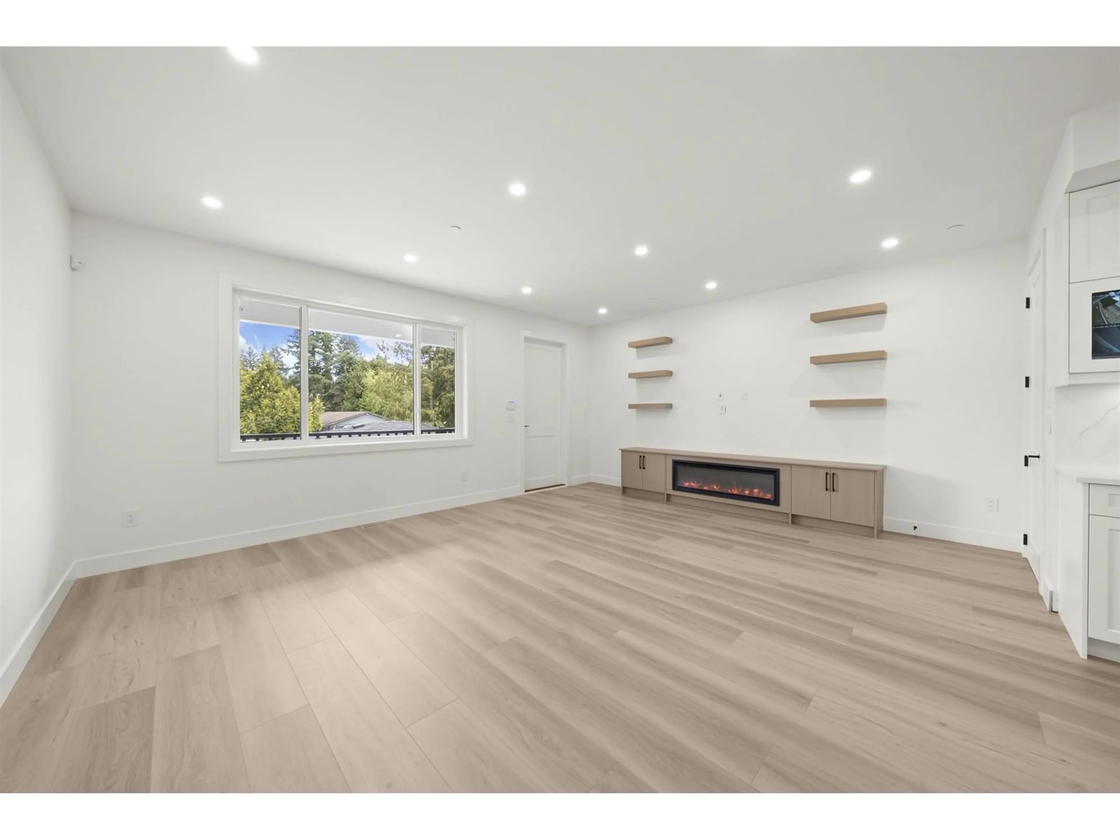 A pic of a room for 1 - 26725 FRASER, Langley British Columbia V4W3L1