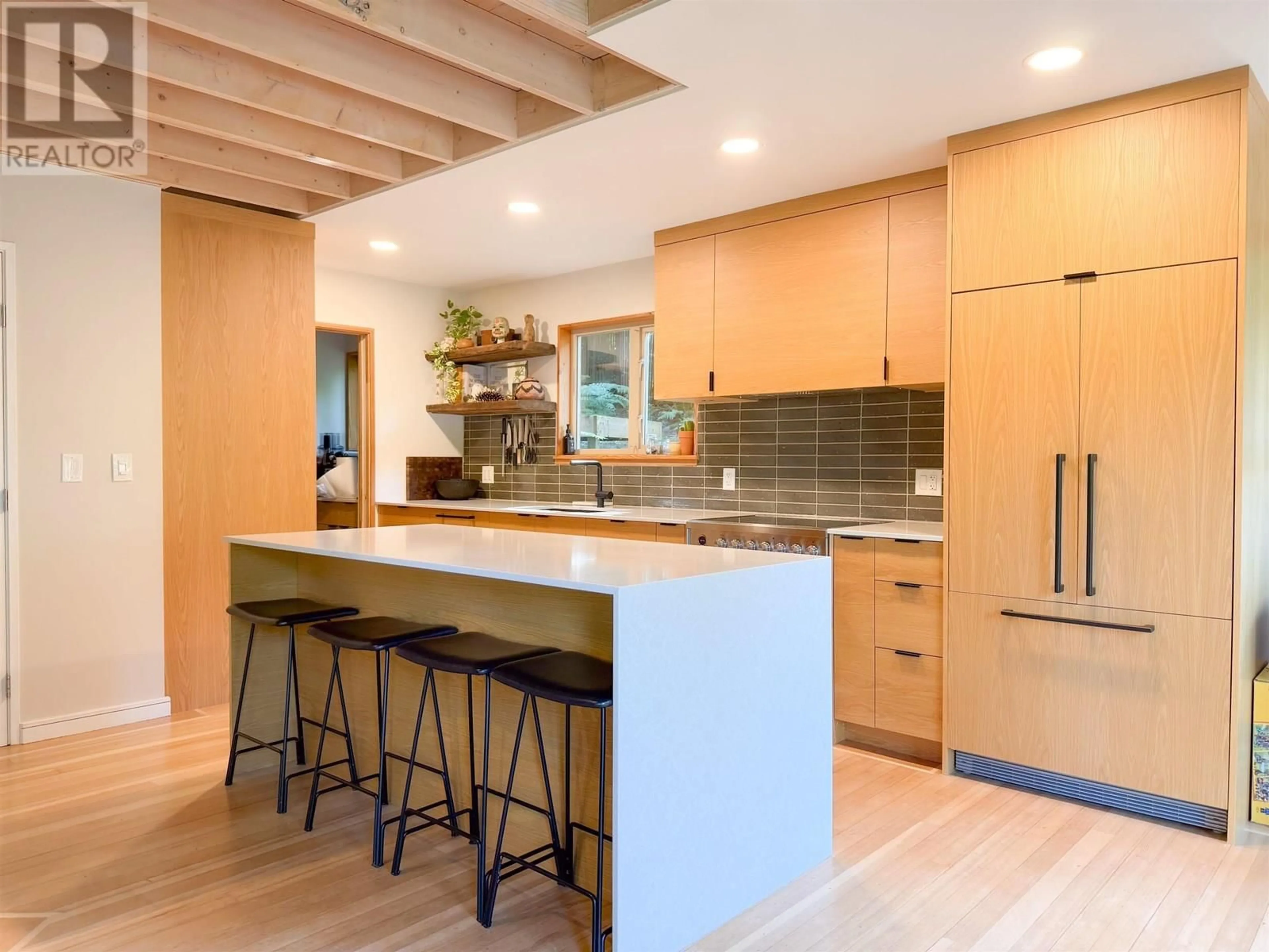 Contemporary kitchen, unknown for 901 WINDJAMMER ROAD, Bowen Island British Columbia V0N1G2