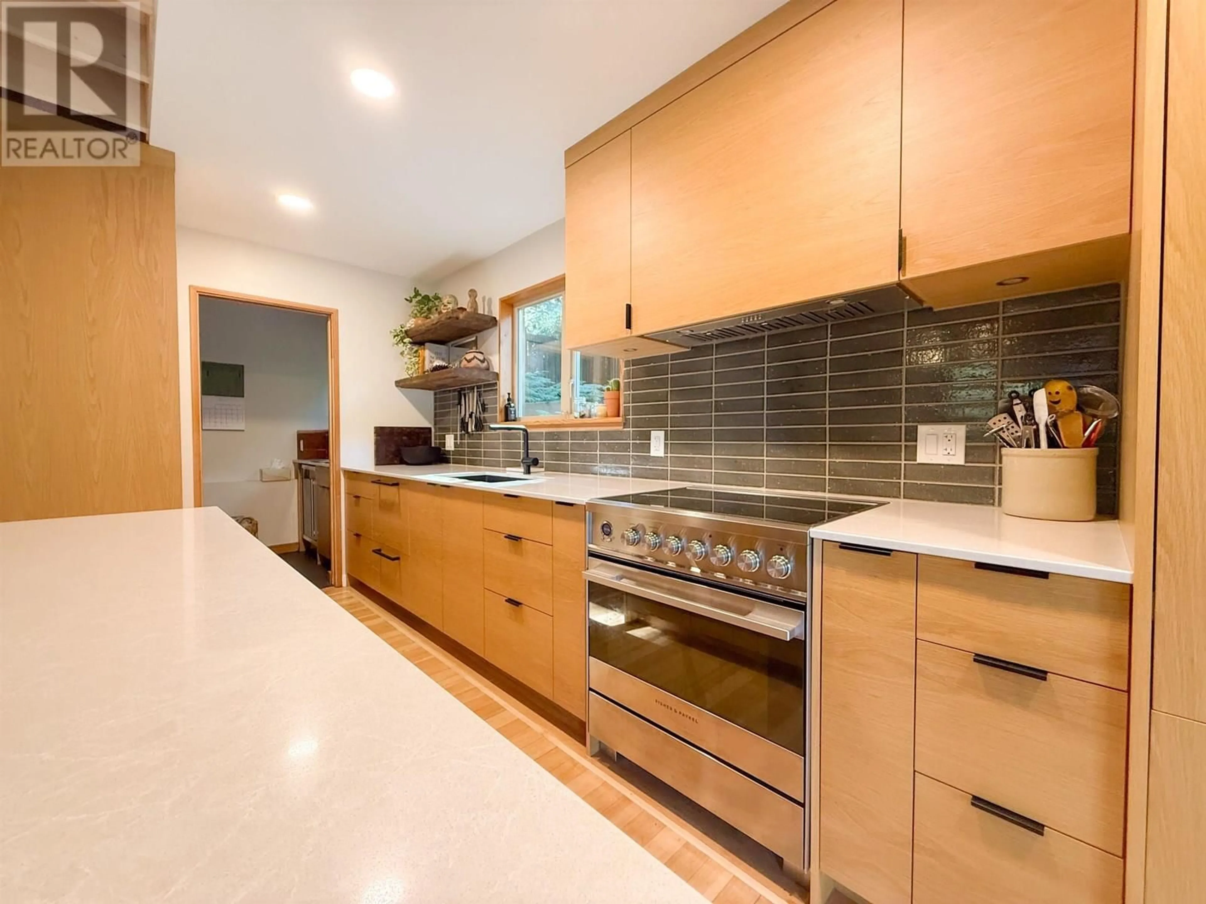 Contemporary kitchen, ceramic/tile floor for 901 WINDJAMMER ROAD, Bowen Island British Columbia V0N1G2