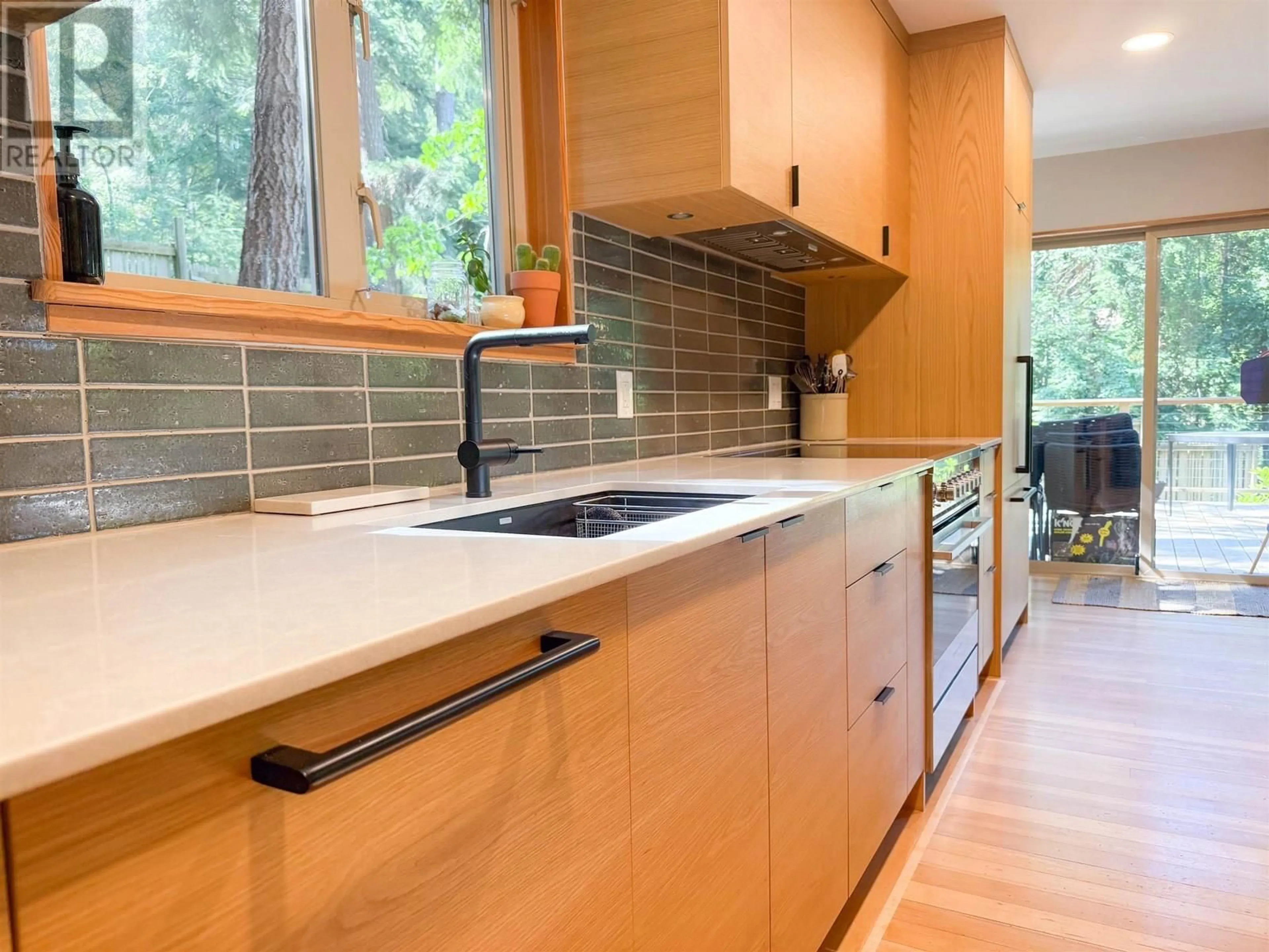 Contemporary kitchen, unknown for 901 WINDJAMMER ROAD, Bowen Island British Columbia V0N1G2
