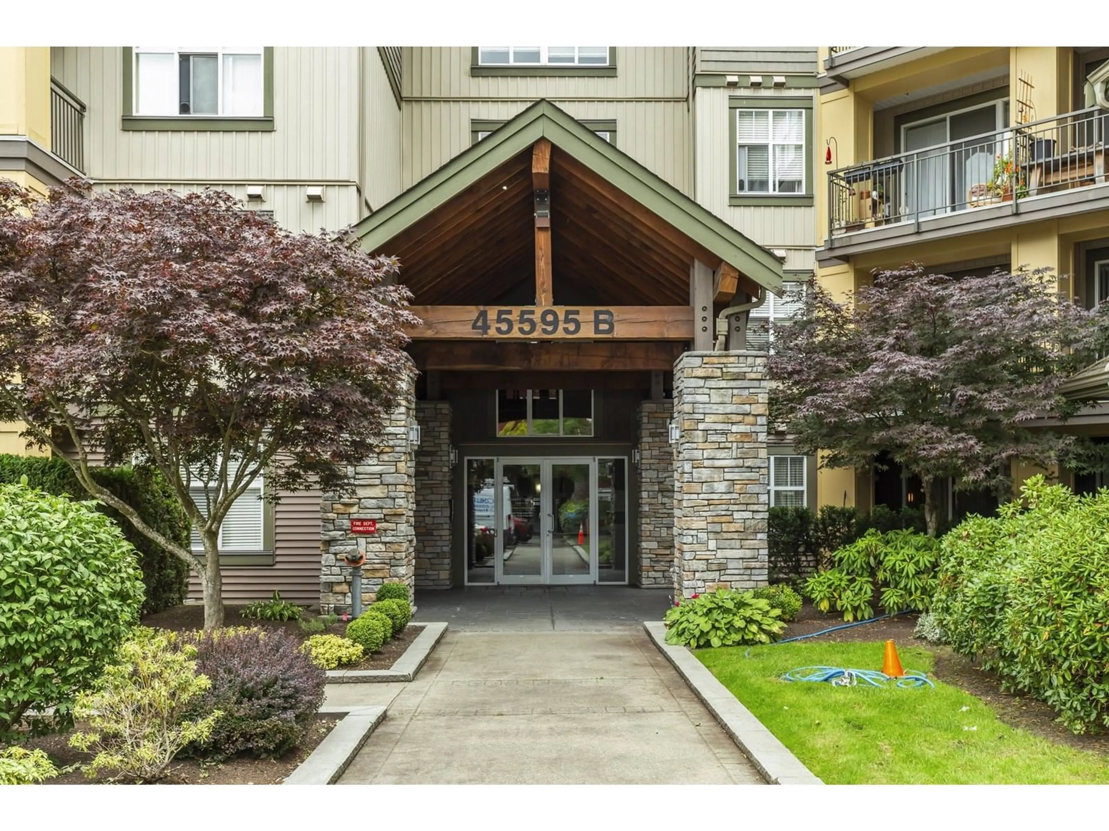 Indoor foyer for 302B - 45595 TAMIHI WAY, Chilliwack British Columbia V2R0G3