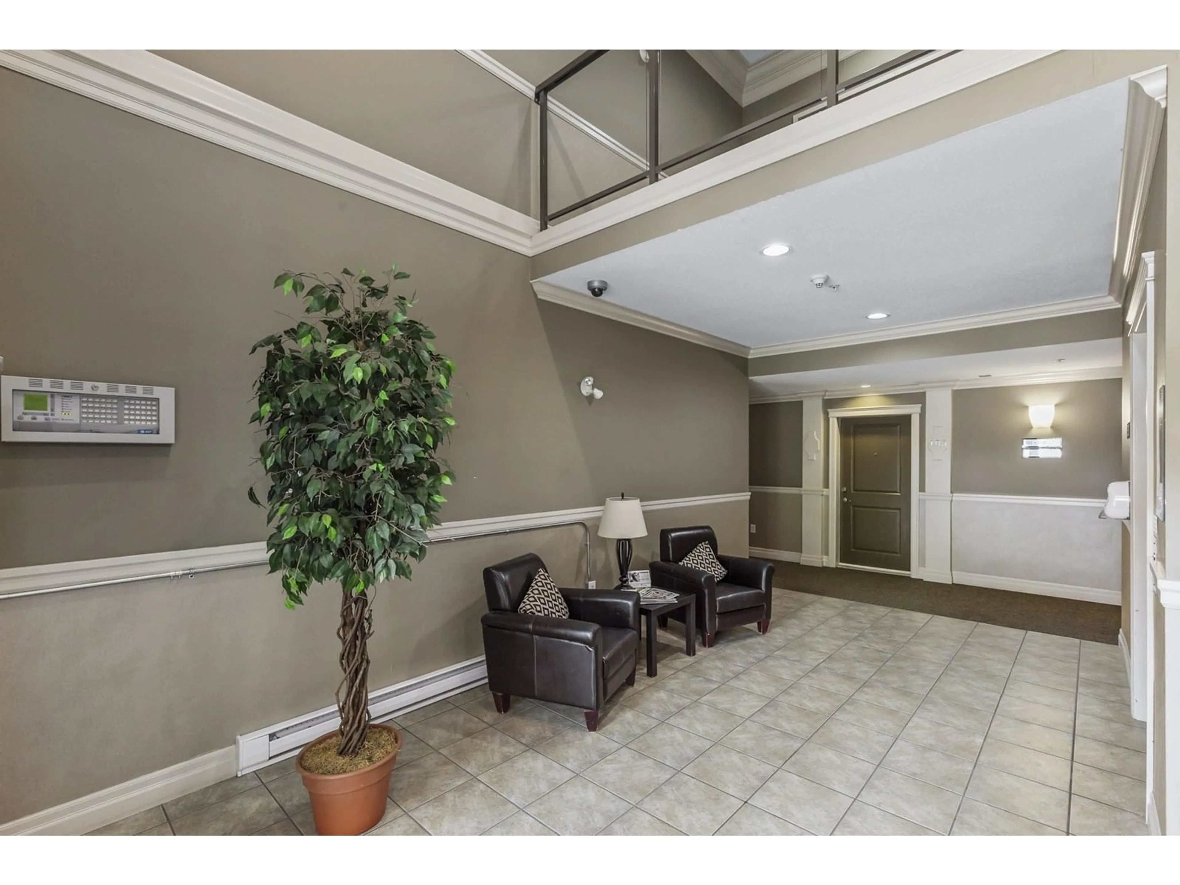 Indoor foyer for 302B - 45595 TAMIHI WAY, Chilliwack British Columbia V2R0G3