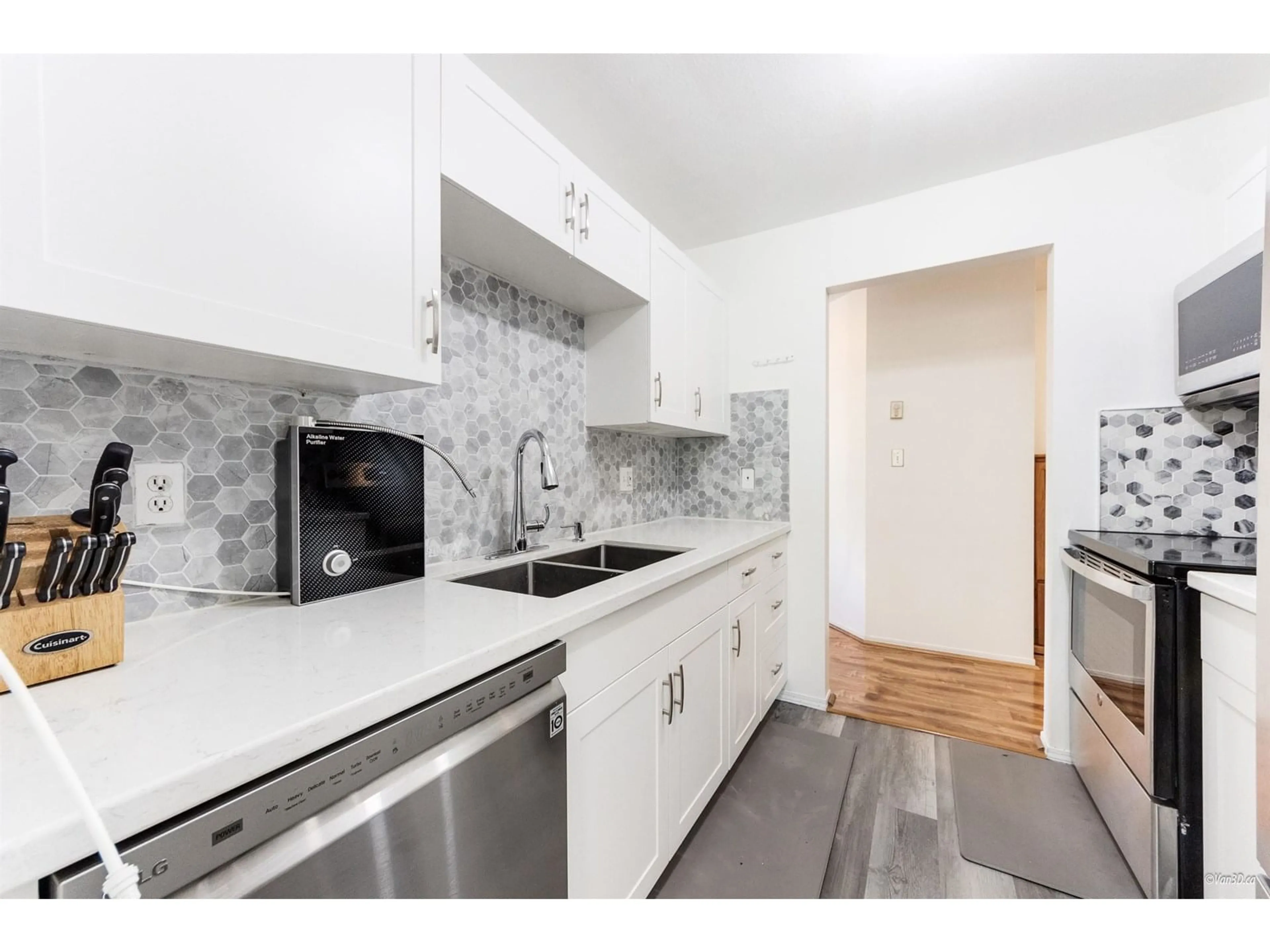 Standard kitchen, unknown for 203 - 9946 151, Surrey British Columbia V3R0V5