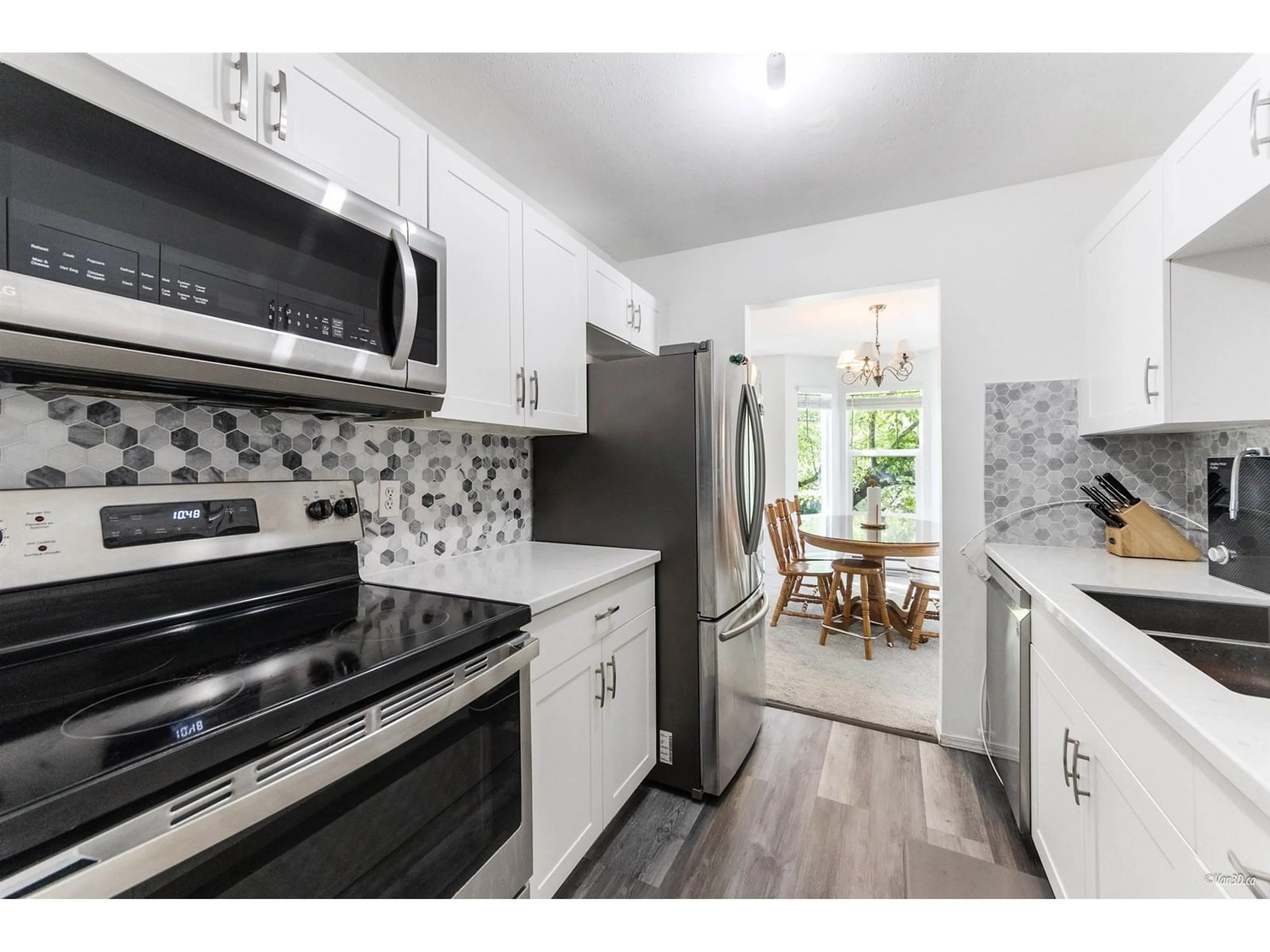 Standard kitchen, unknown for 203 - 9946 151, Surrey British Columbia V3R0V5