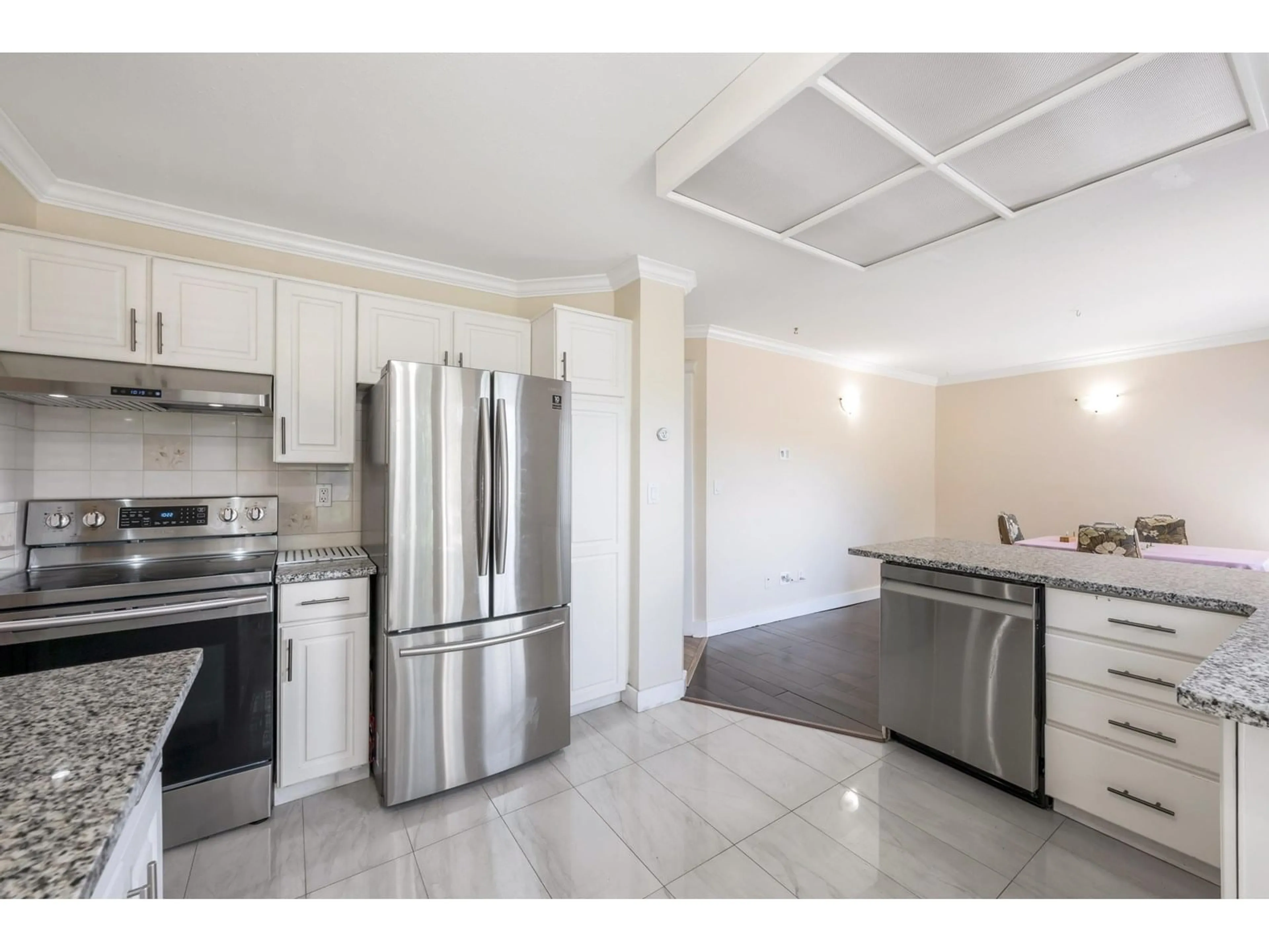 Standard kitchen, ceramic/tile floor for 111 - 15153 98, Surrey British Columbia V3R9M8