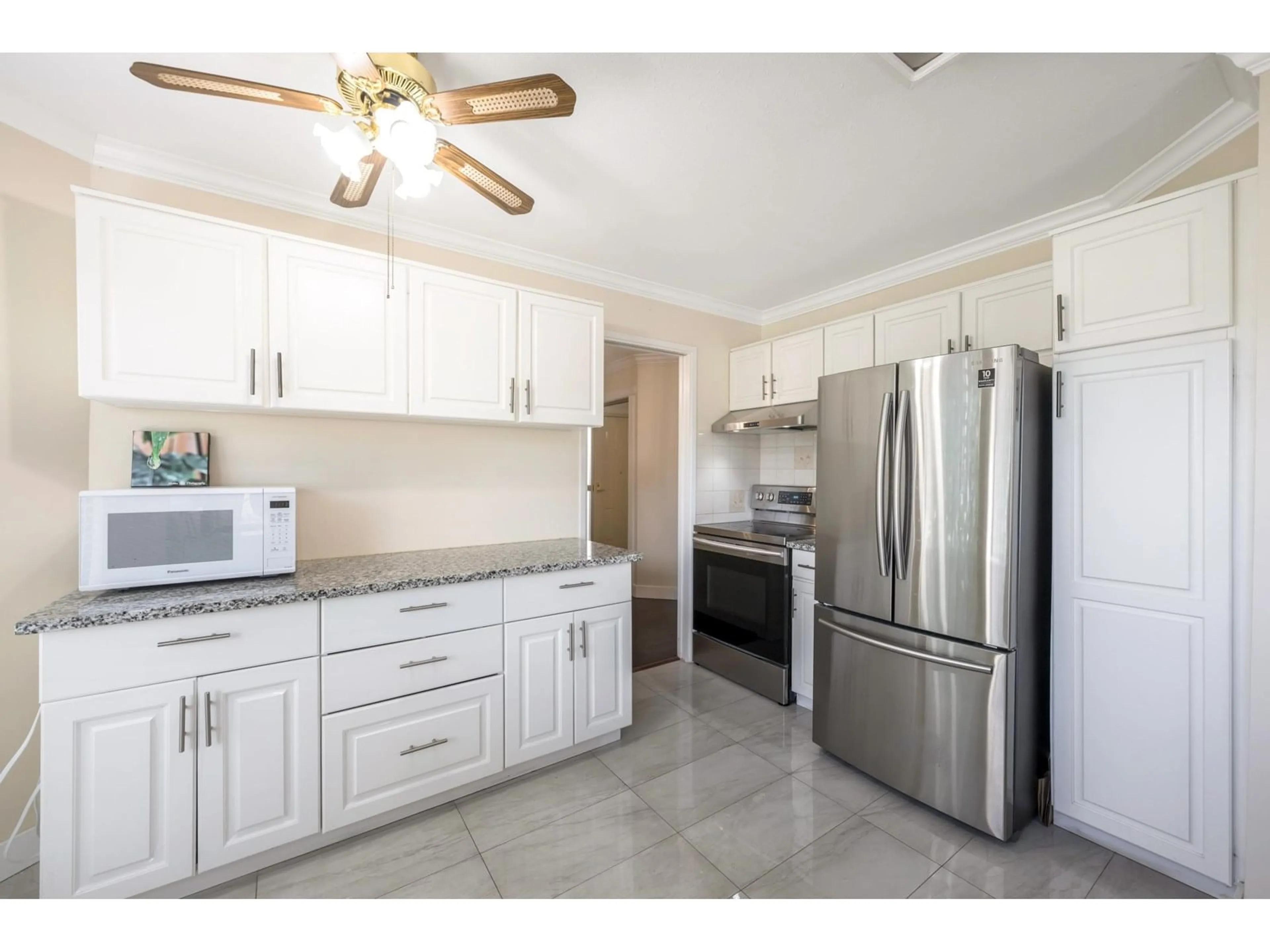 Standard kitchen, ceramic/tile floor for 111 - 15153 98, Surrey British Columbia V3R9M8