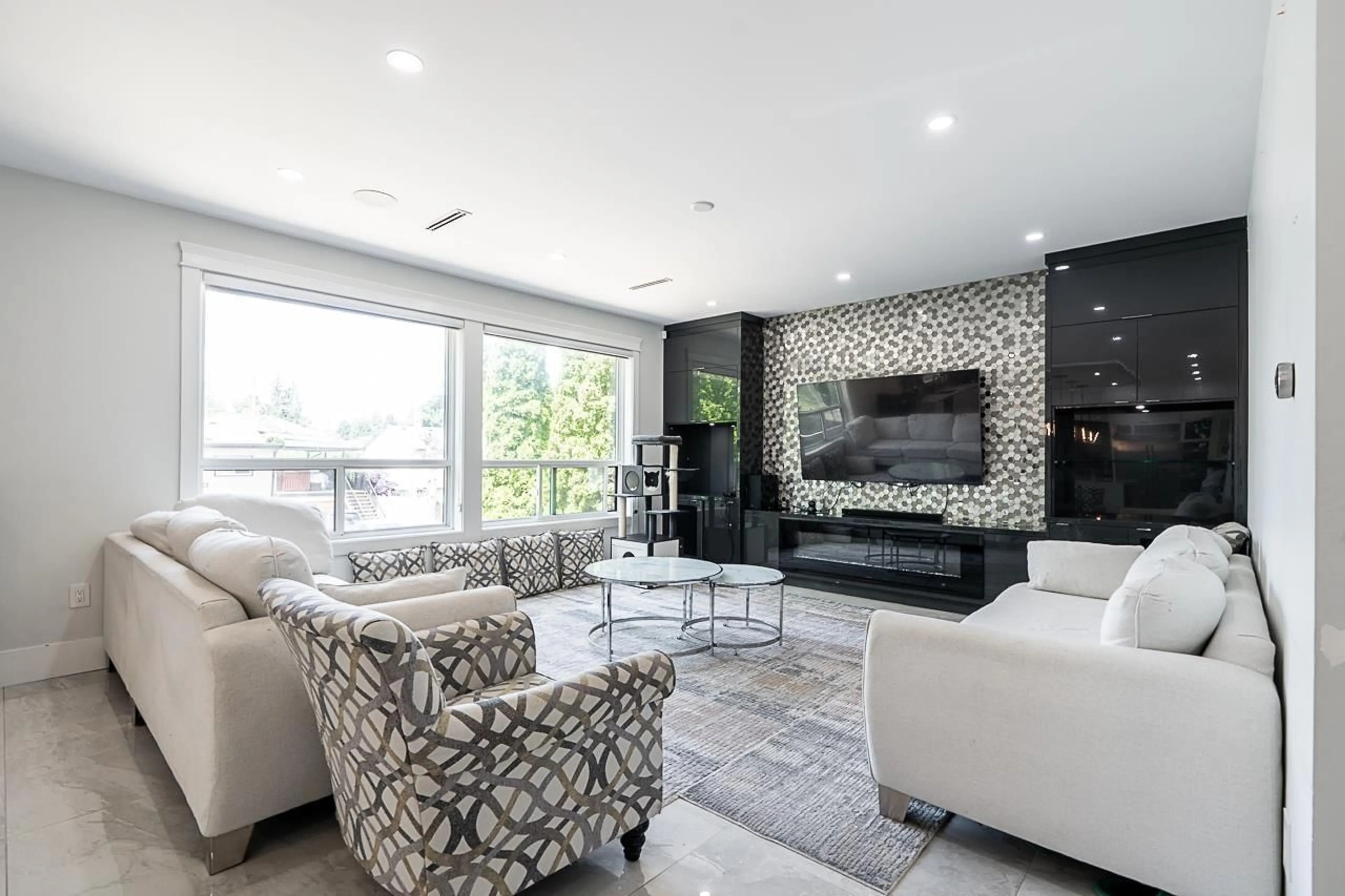 Living room with furniture, unknown for 9417 132A, Surrey British Columbia V3V6W3