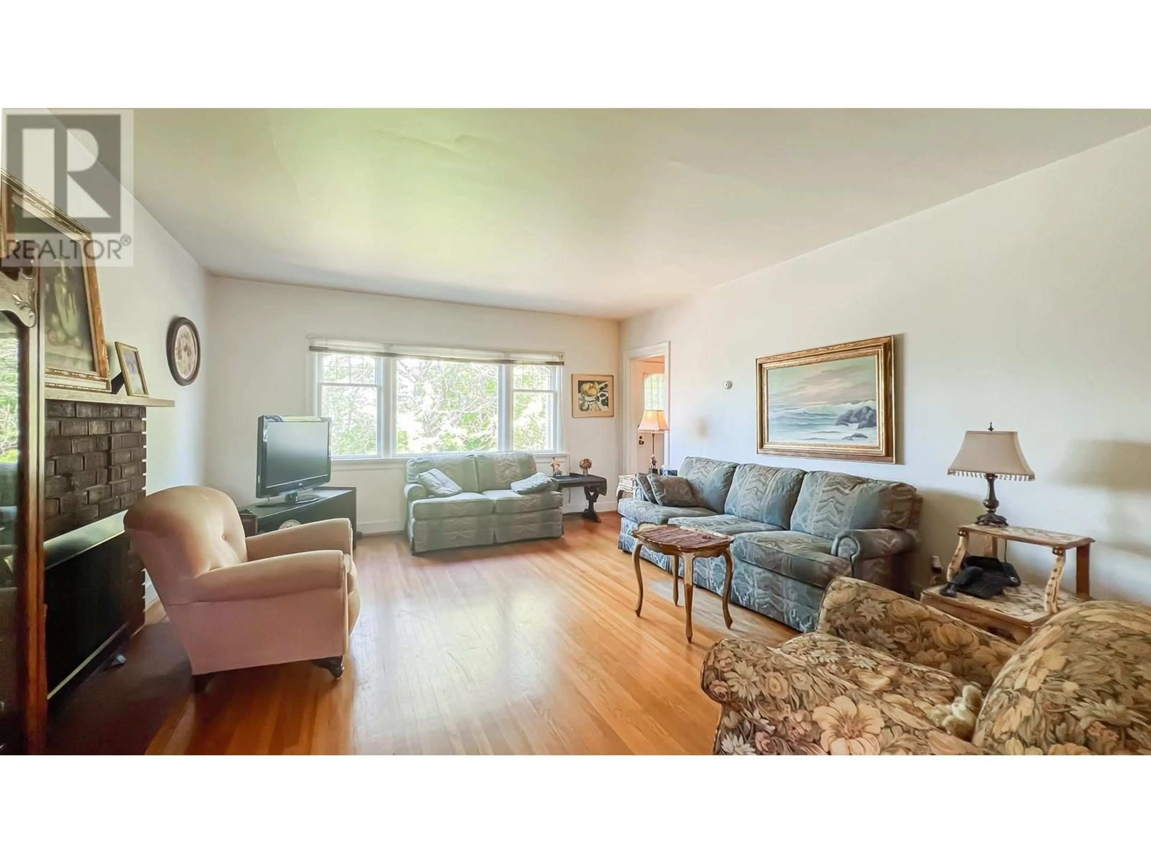Living room with furniture, wood/laminate floor for 3464 OXFORD STREET, Vancouver British Columbia V5K1N9