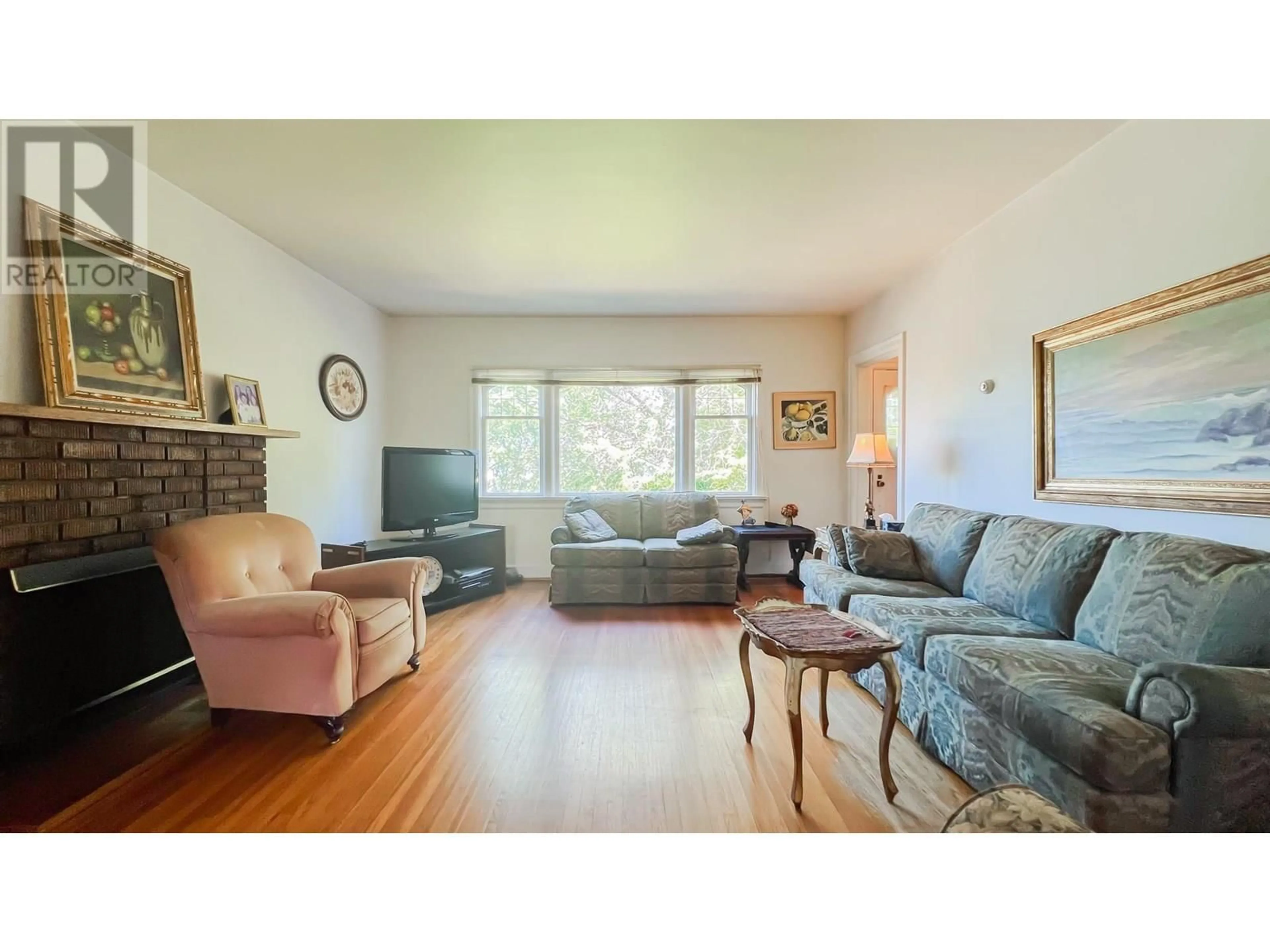 Living room with furniture, wood/laminate floor for 3464 OXFORD STREET, Vancouver British Columbia V5K1N9