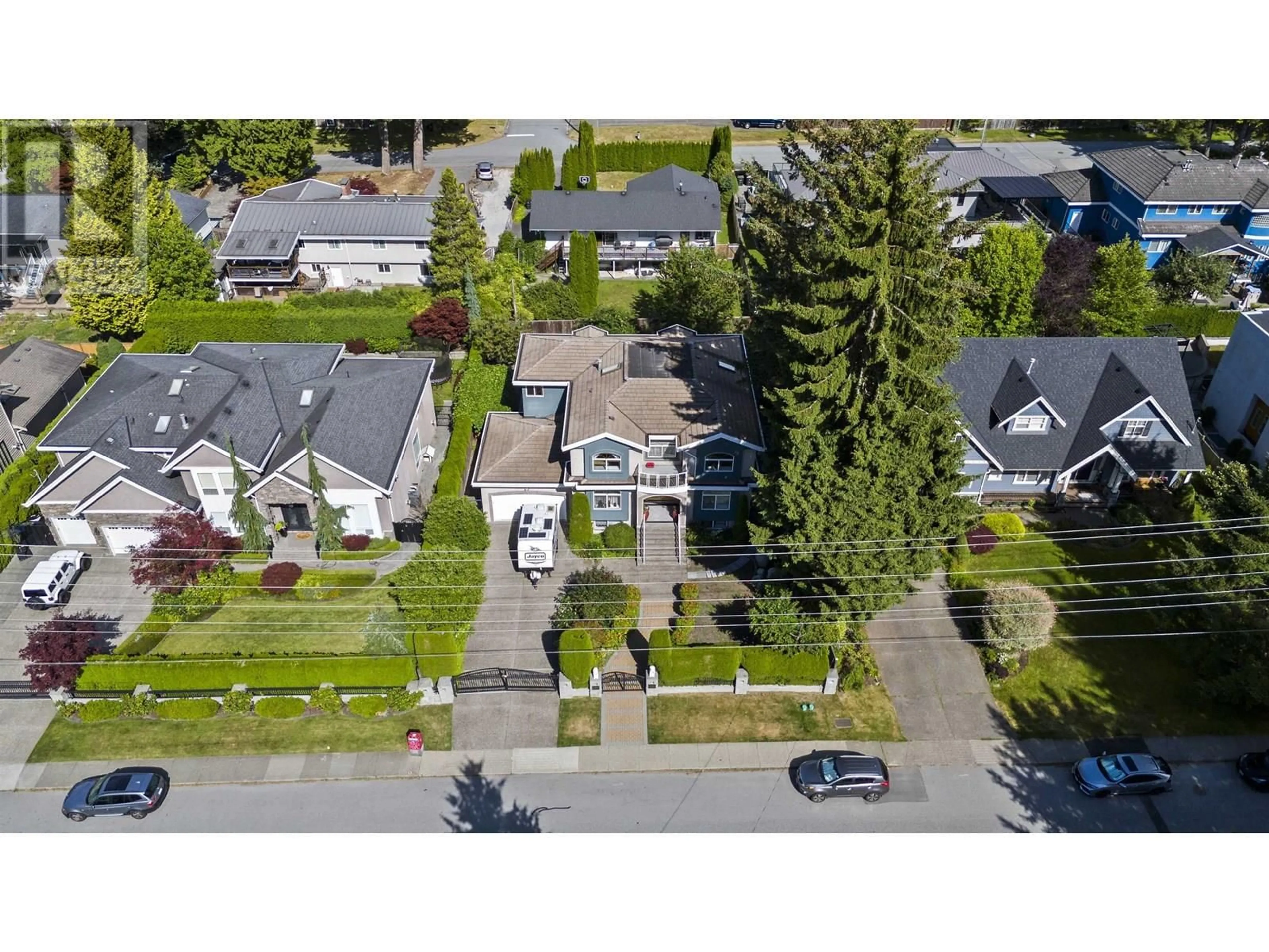A pic from outside/outdoor area/front of a property/back of a property/a pic from drone, street for 3550 PHILLIPS AVENUE, Burnaby British Columbia V5A2W7