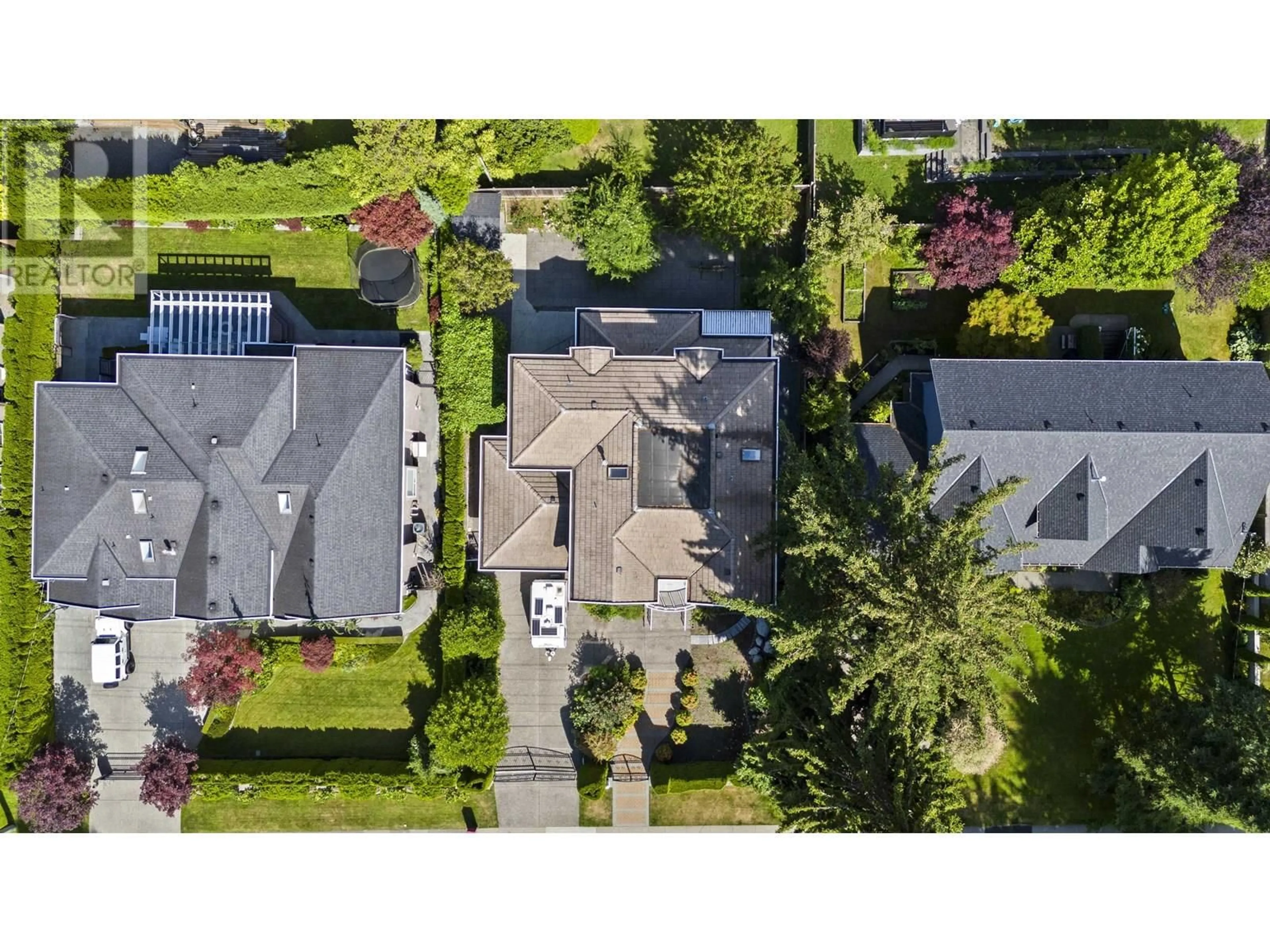 A pic from outside/outdoor area/front of a property/back of a property/a pic from drone, street for 3550 PHILLIPS AVENUE, Burnaby British Columbia V5A2W7