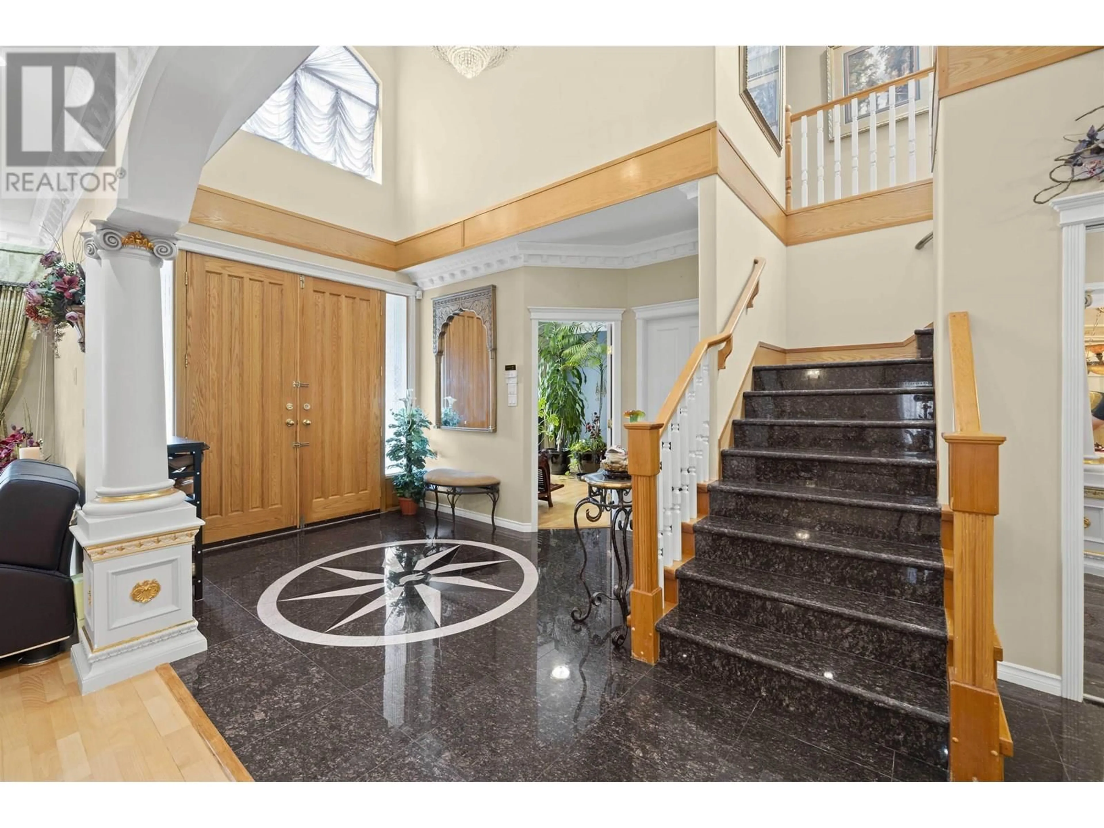 Indoor foyer for 3550 PHILLIPS AVENUE, Burnaby British Columbia V5A2W7