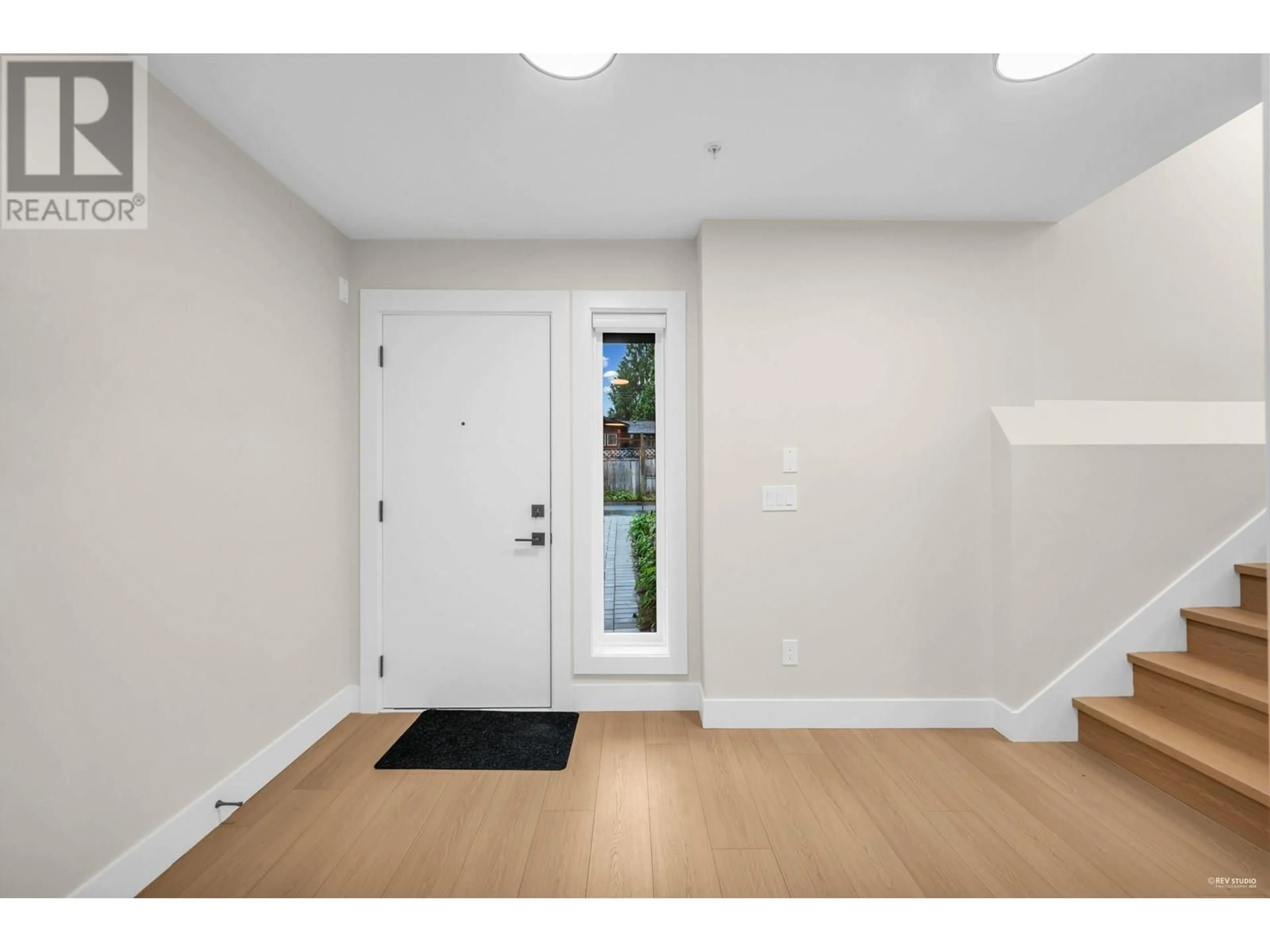 Indoor entryway for 4 - 11384 207TH STREET, Maple Ridge British Columbia V2X1W6