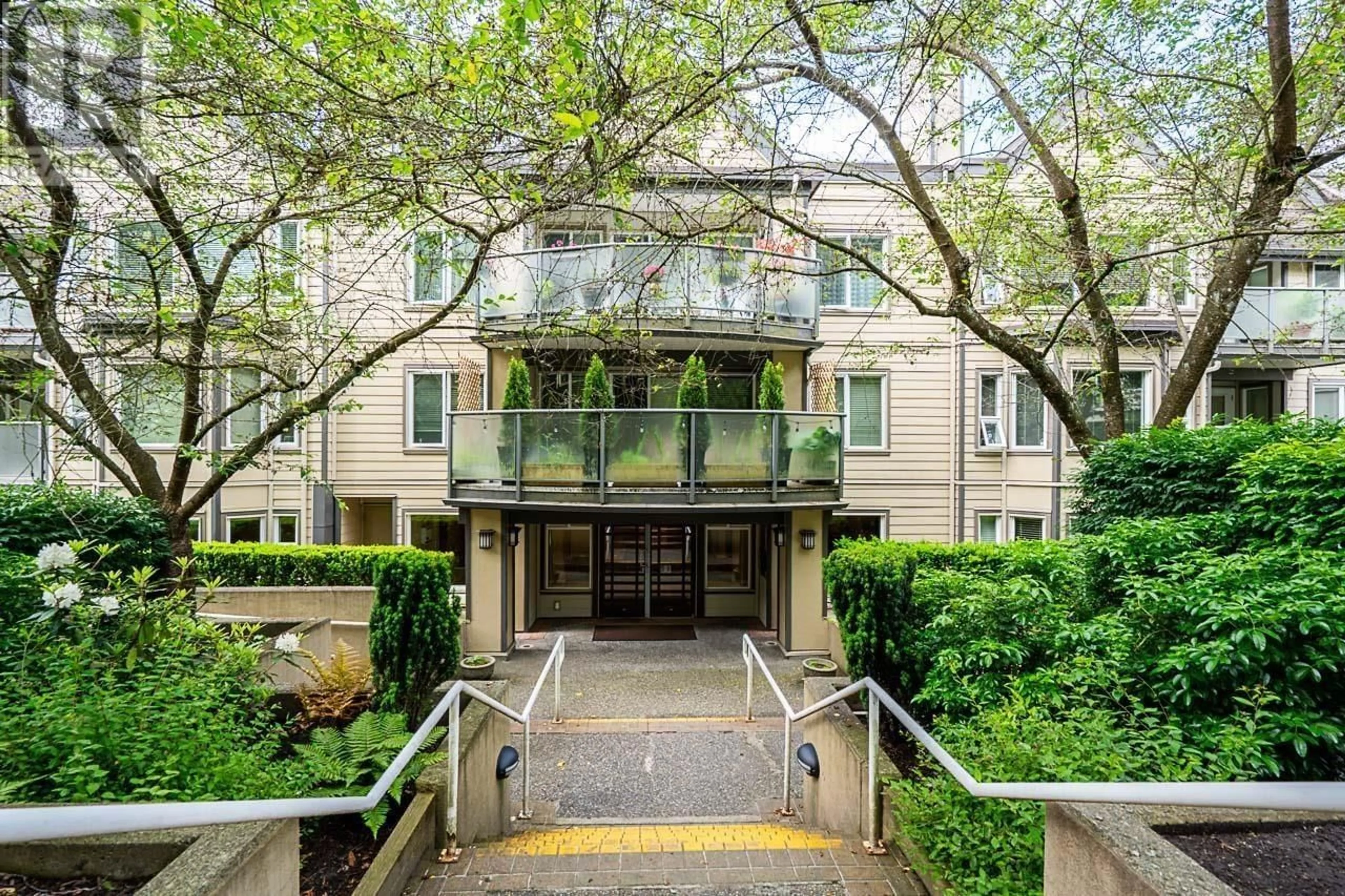 Indoor foyer for 421 - 6707 SOUTHPOINT DRIVE, Burnaby British Columbia V3N4V8