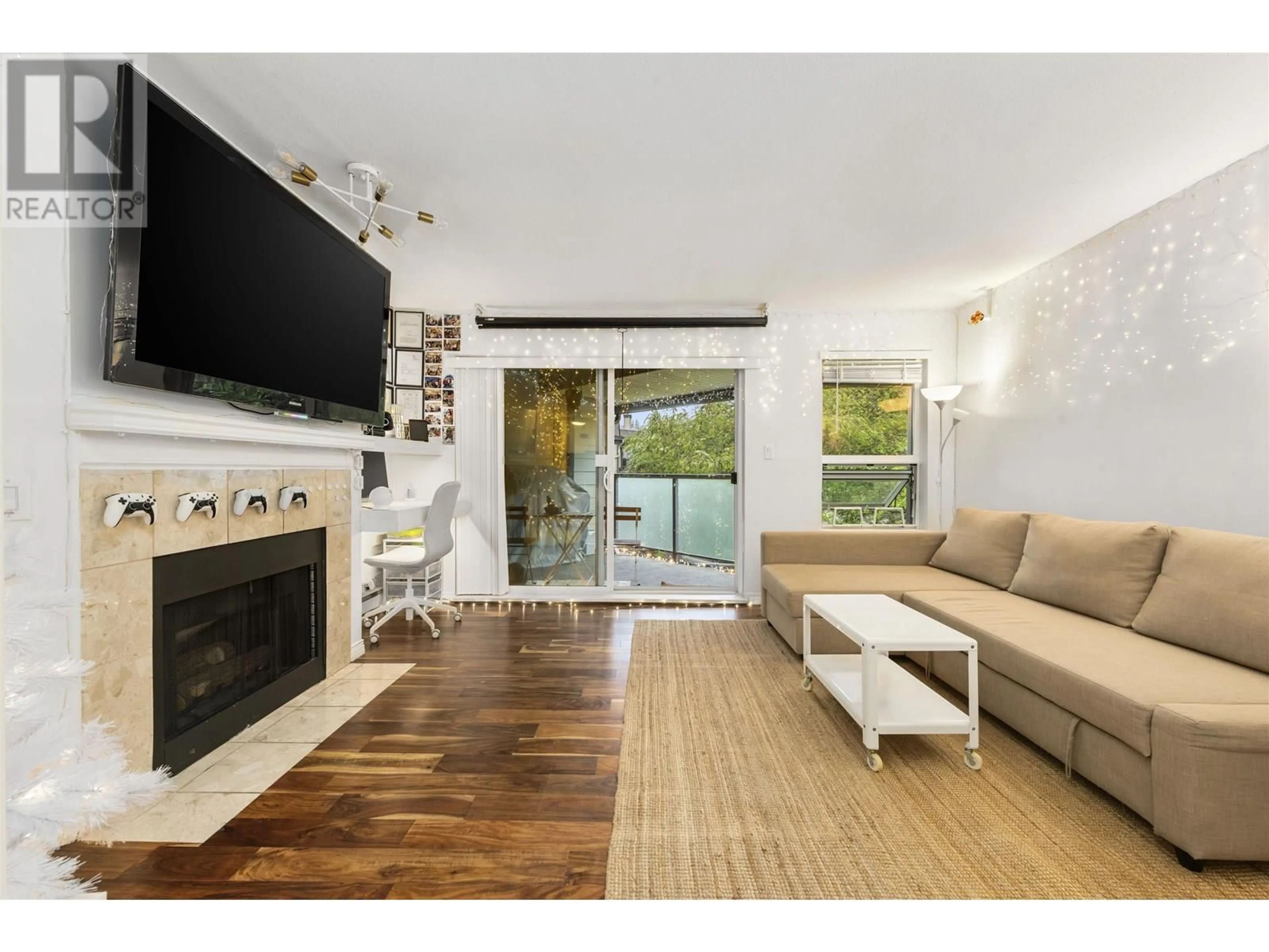 Living room with furniture, unknown for 421 - 6707 SOUTHPOINT DRIVE, Burnaby British Columbia V3N4V8