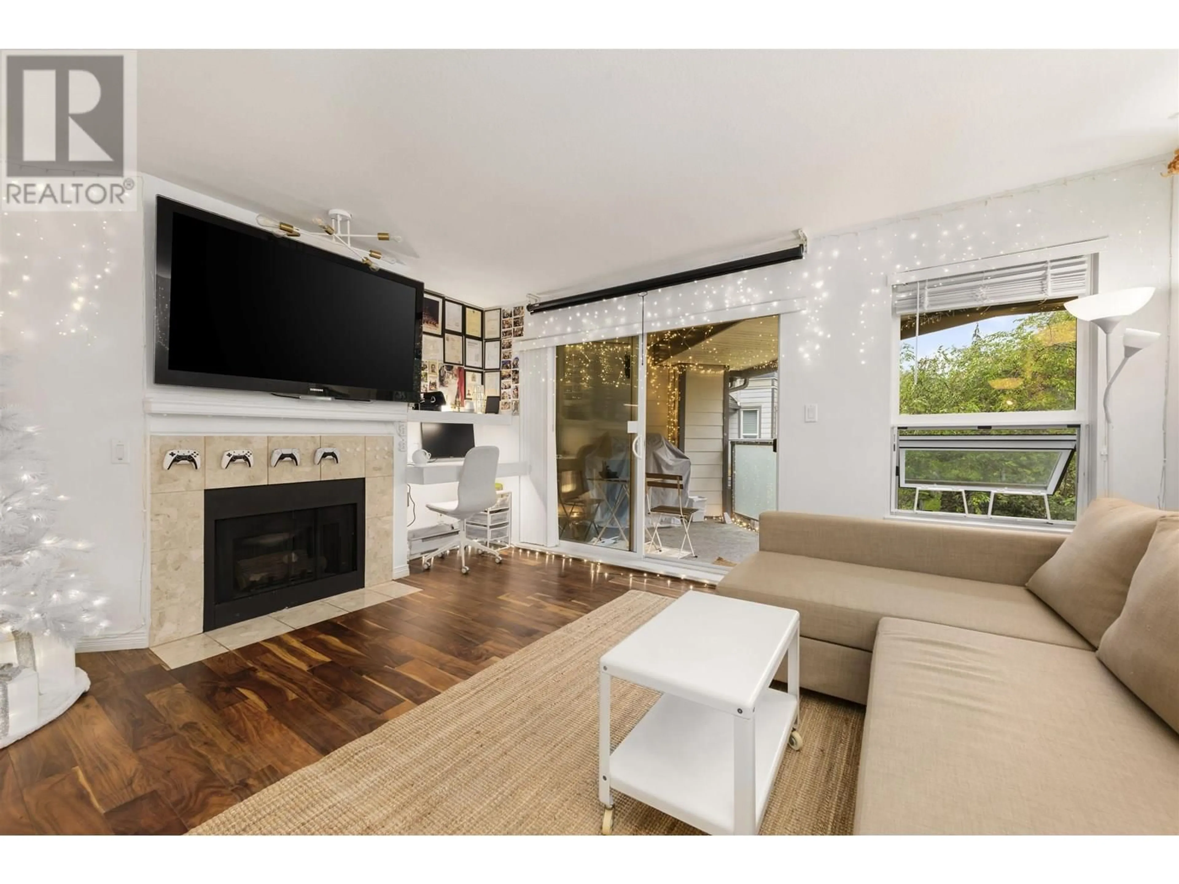 Living room with furniture, unknown for 421 - 6707 SOUTHPOINT DRIVE, Burnaby British Columbia V3N4V8